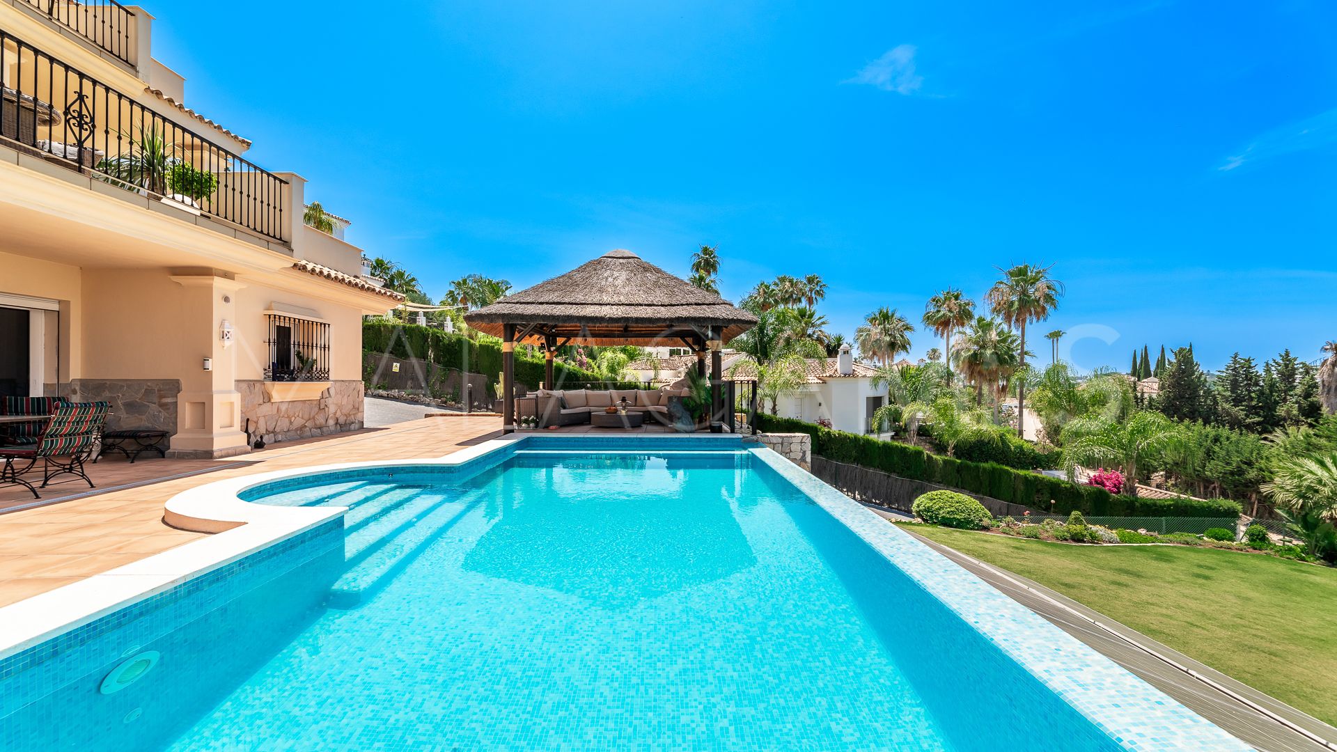Villa for sale in Nueva Andalucia