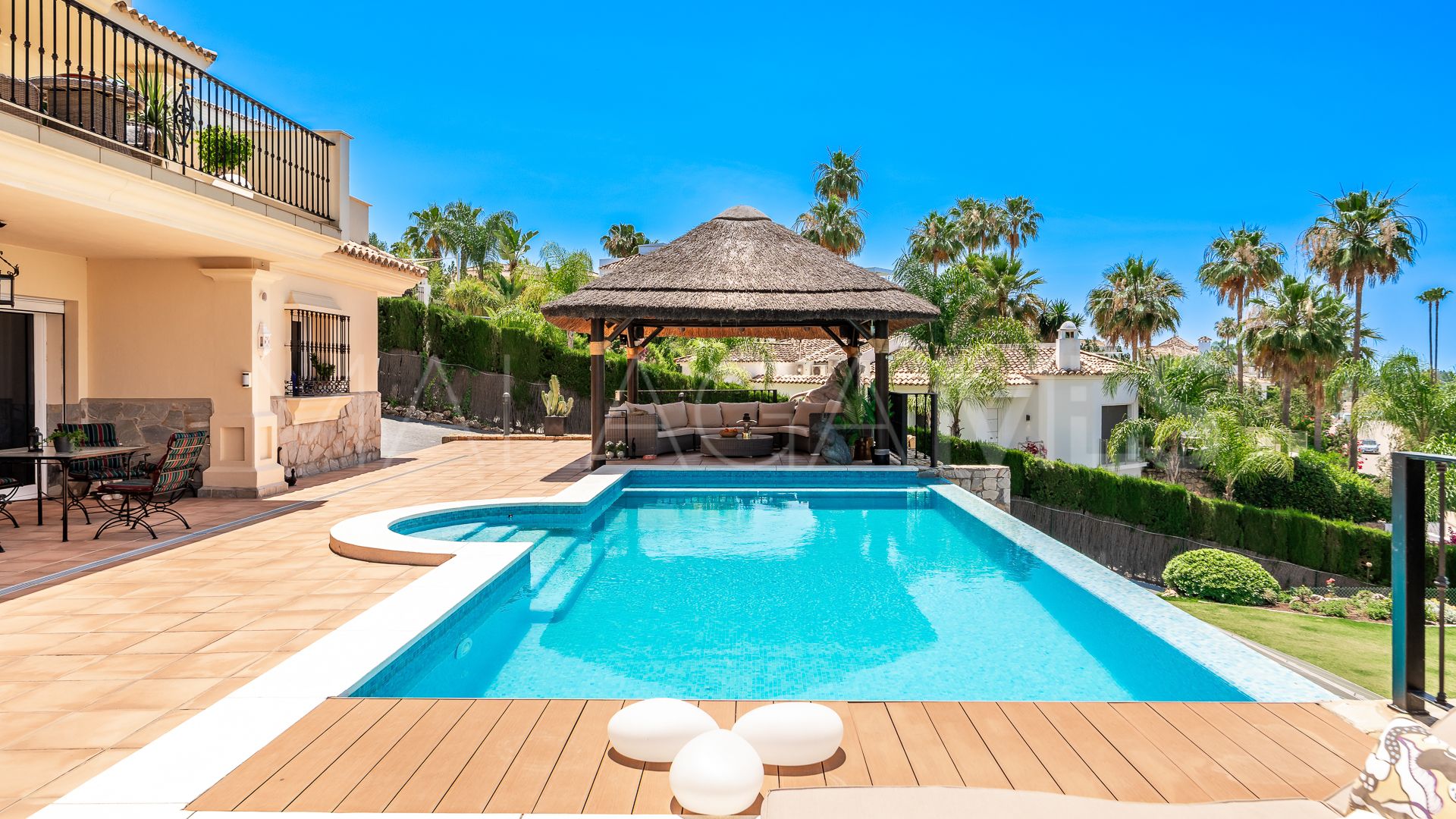 Villa for sale in Nueva Andalucia