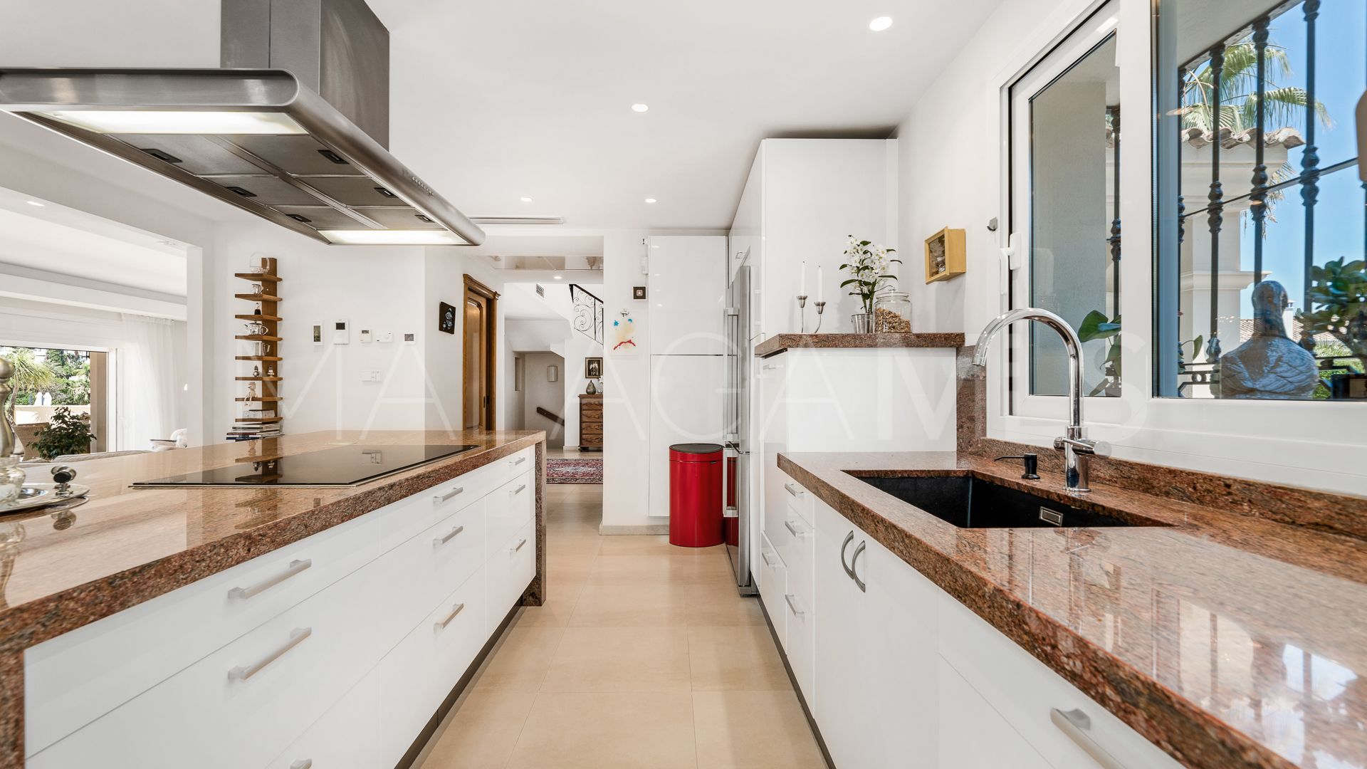 Villa for sale in Nueva Andalucia
