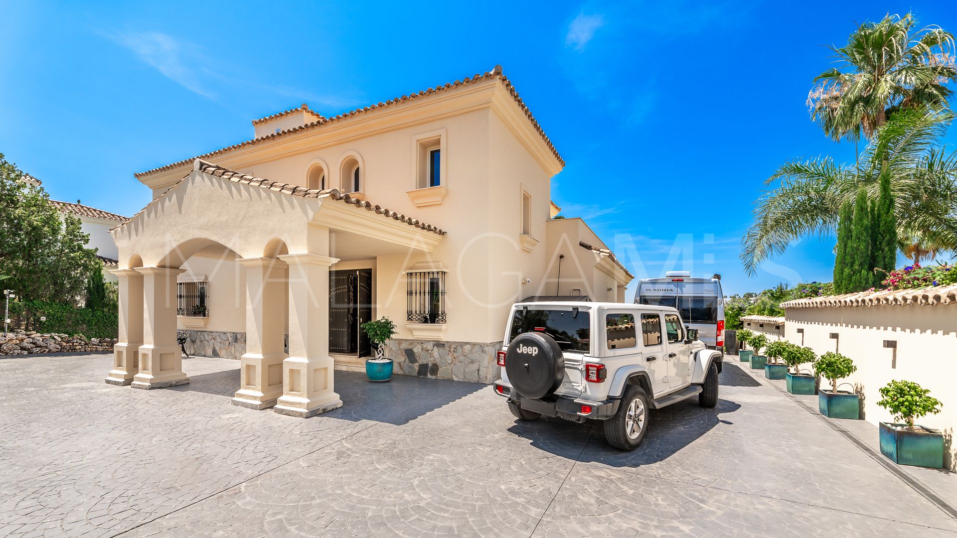 Villa for sale in Nueva Andalucia
