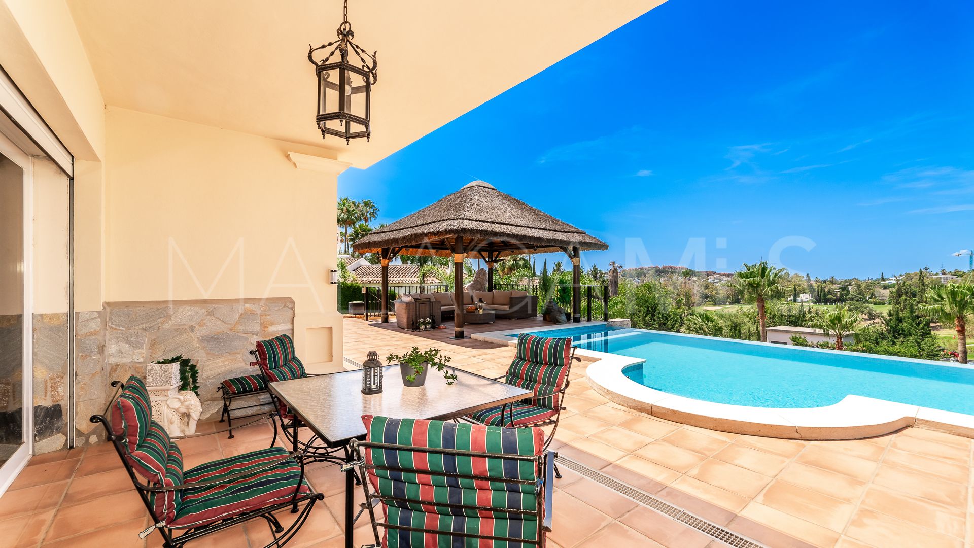 Villa for sale in Nueva Andalucia