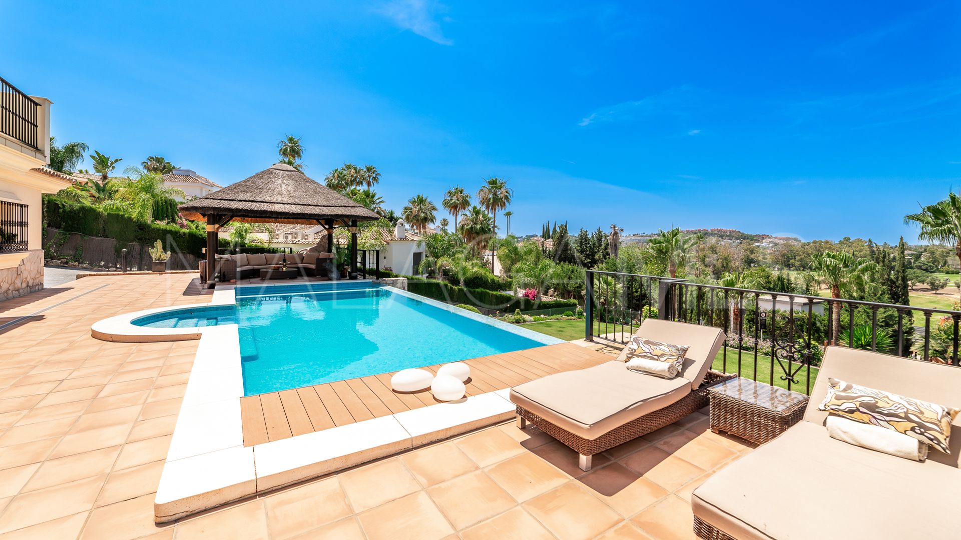 Villa for sale in Nueva Andalucia