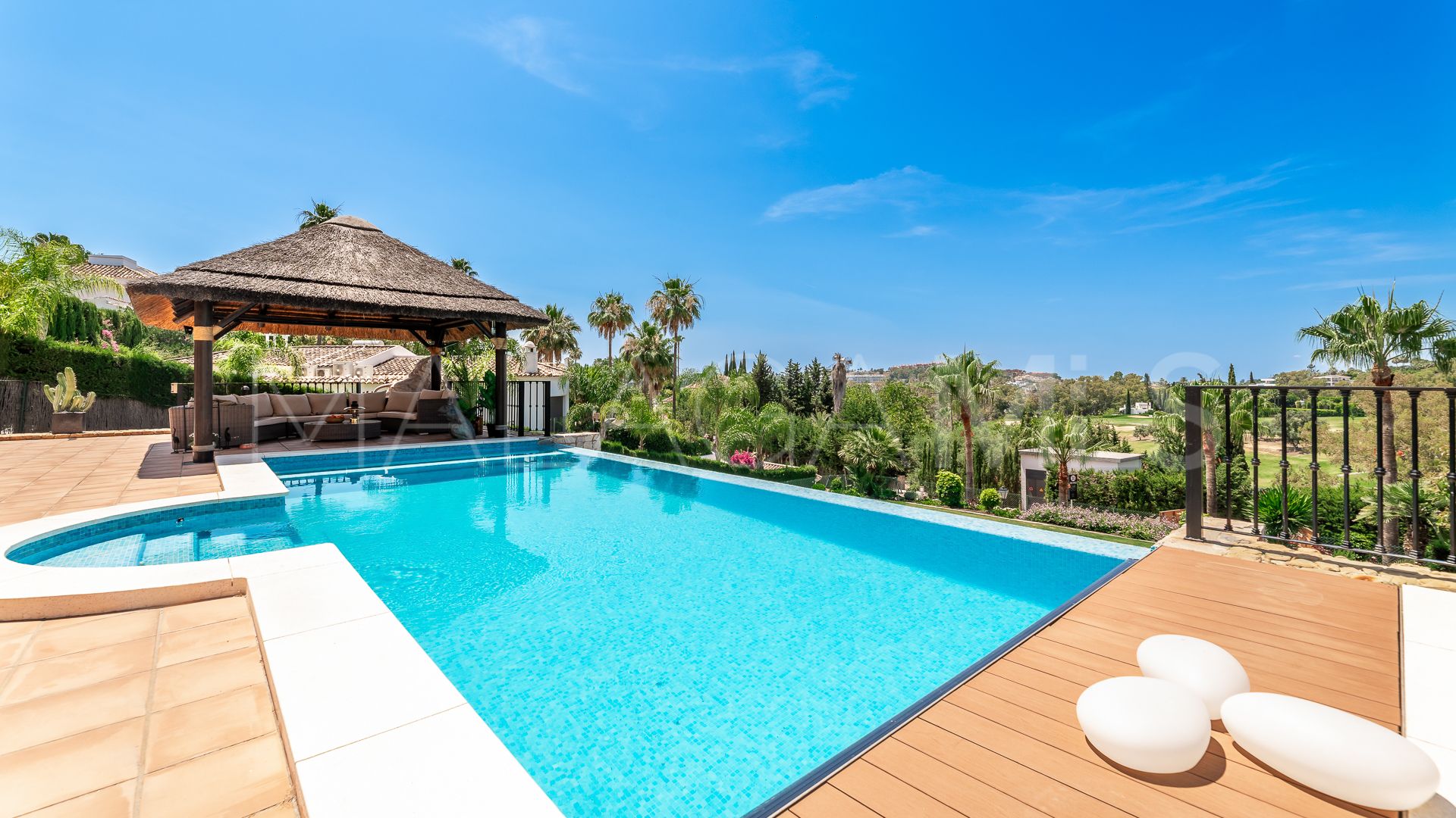 Villa for sale in Nueva Andalucia
