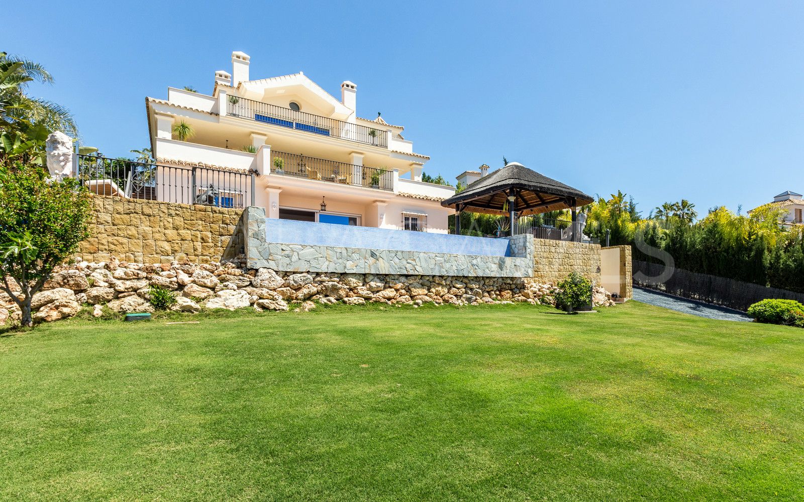 Villa for sale in Nueva Andalucia