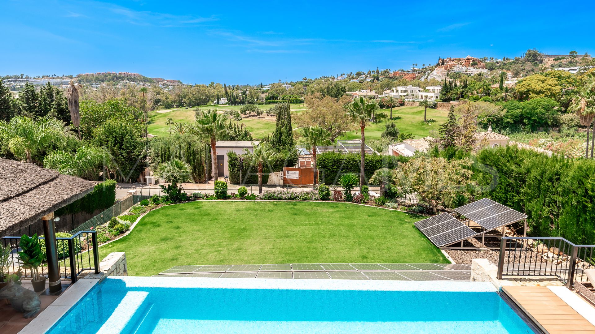 Villa for sale in Nueva Andalucia