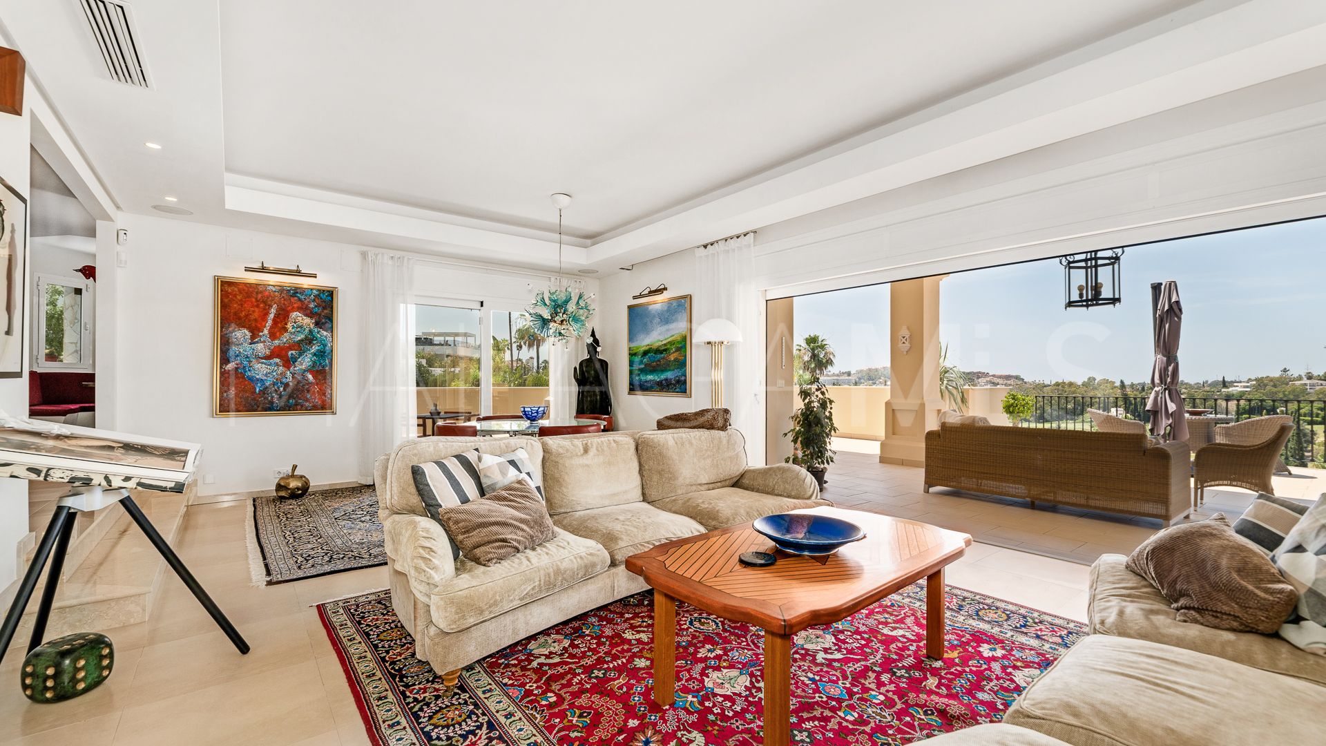 Villa for sale in Nueva Andalucia