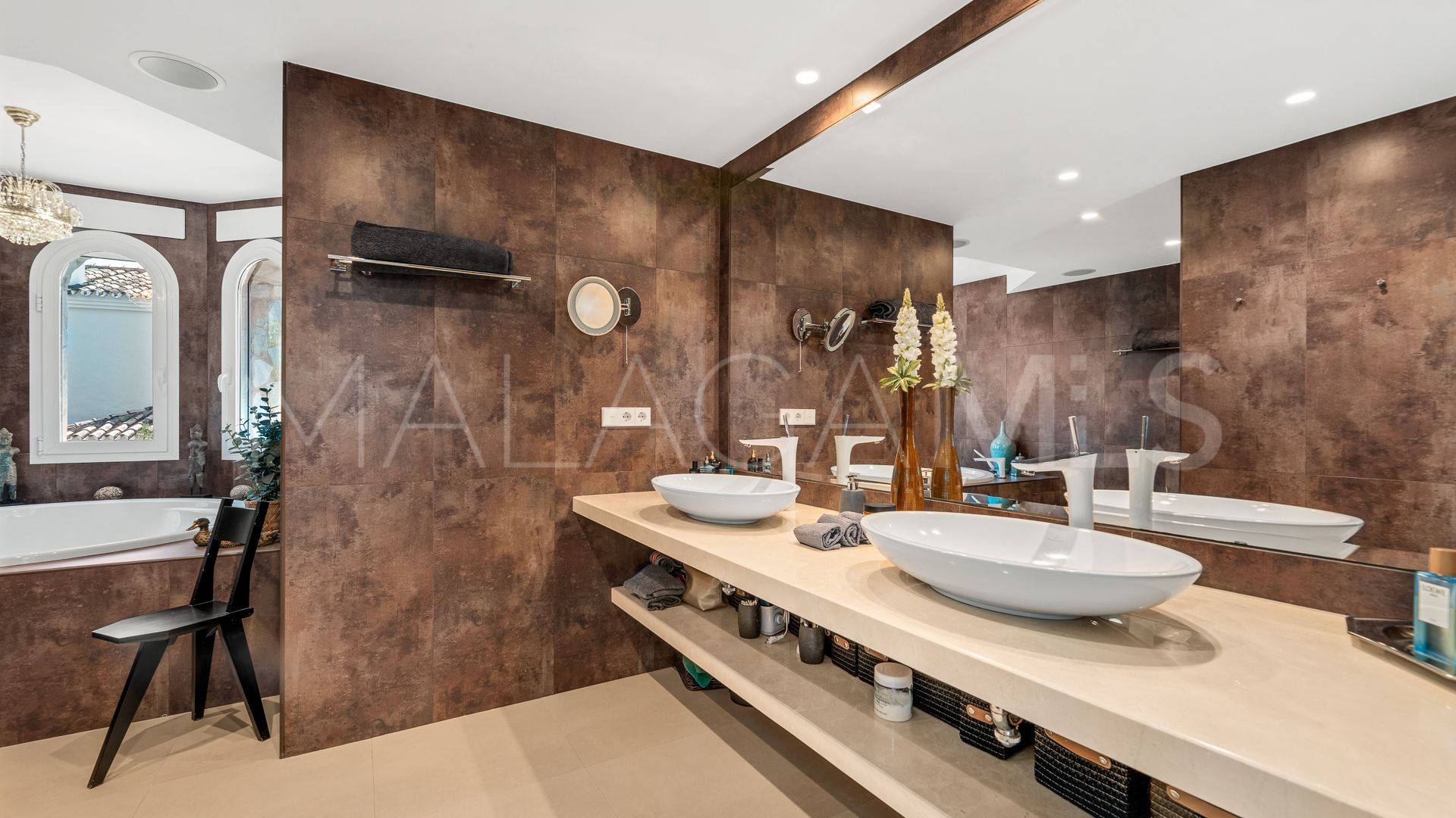 Villa for sale in Nueva Andalucia