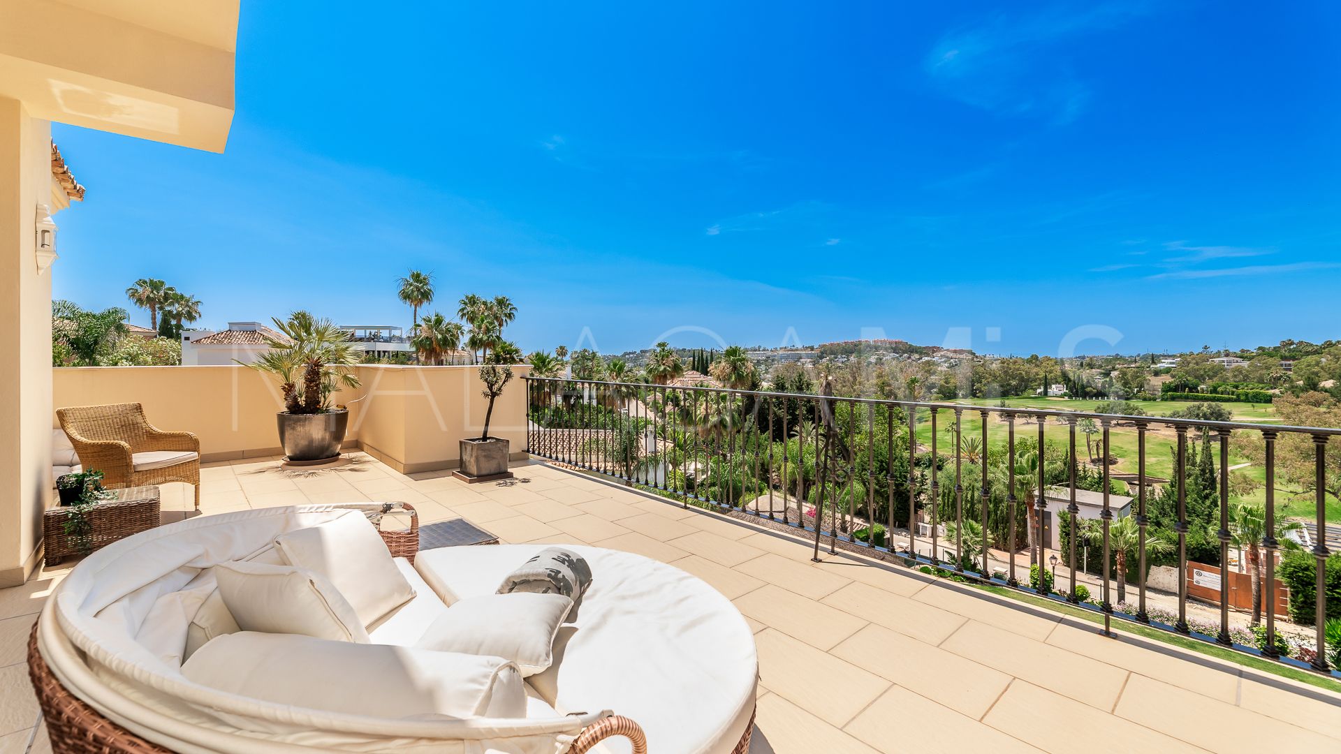 Villa for sale in Nueva Andalucia