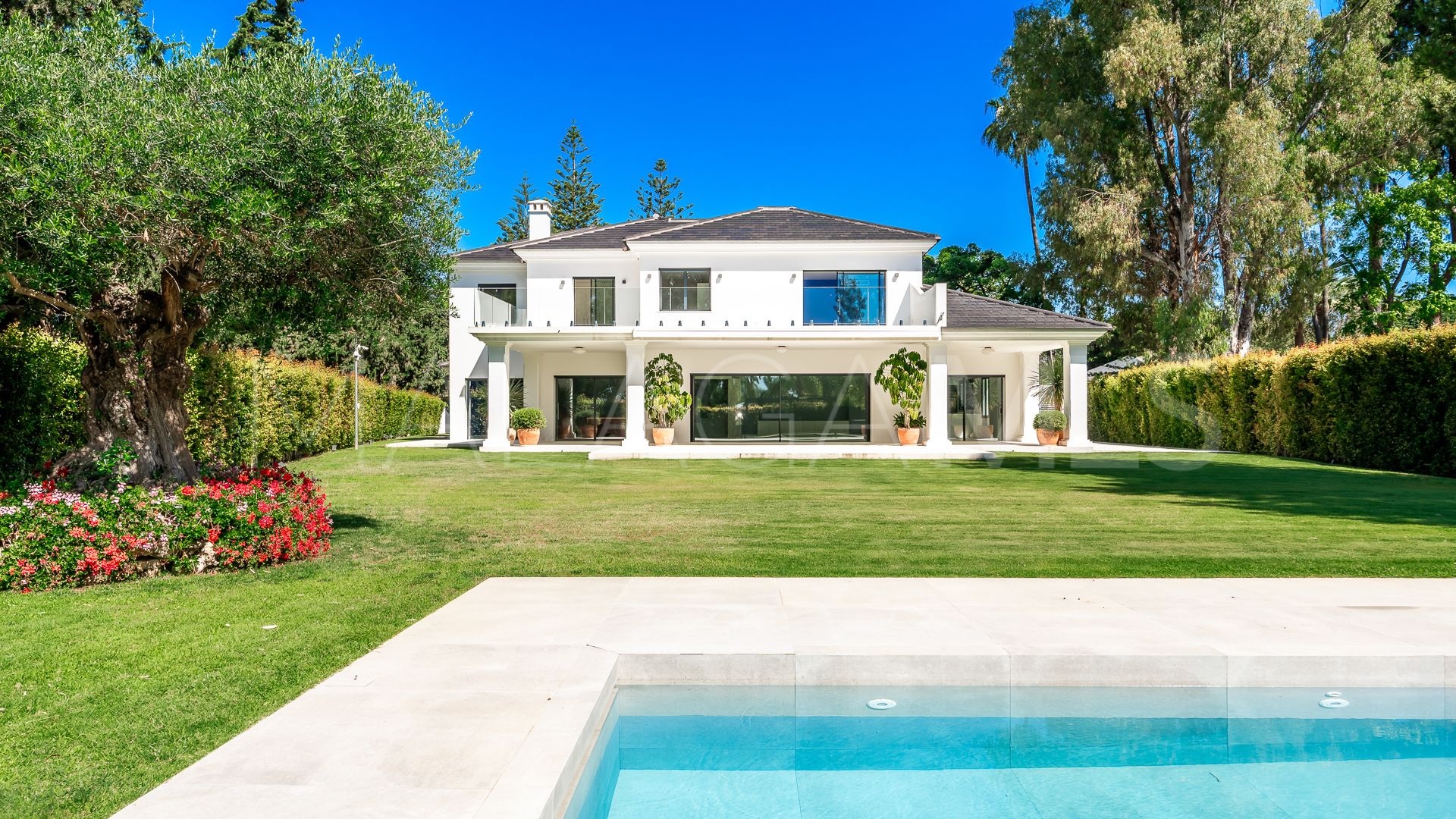 Villa for sale in Guadalmina Baja