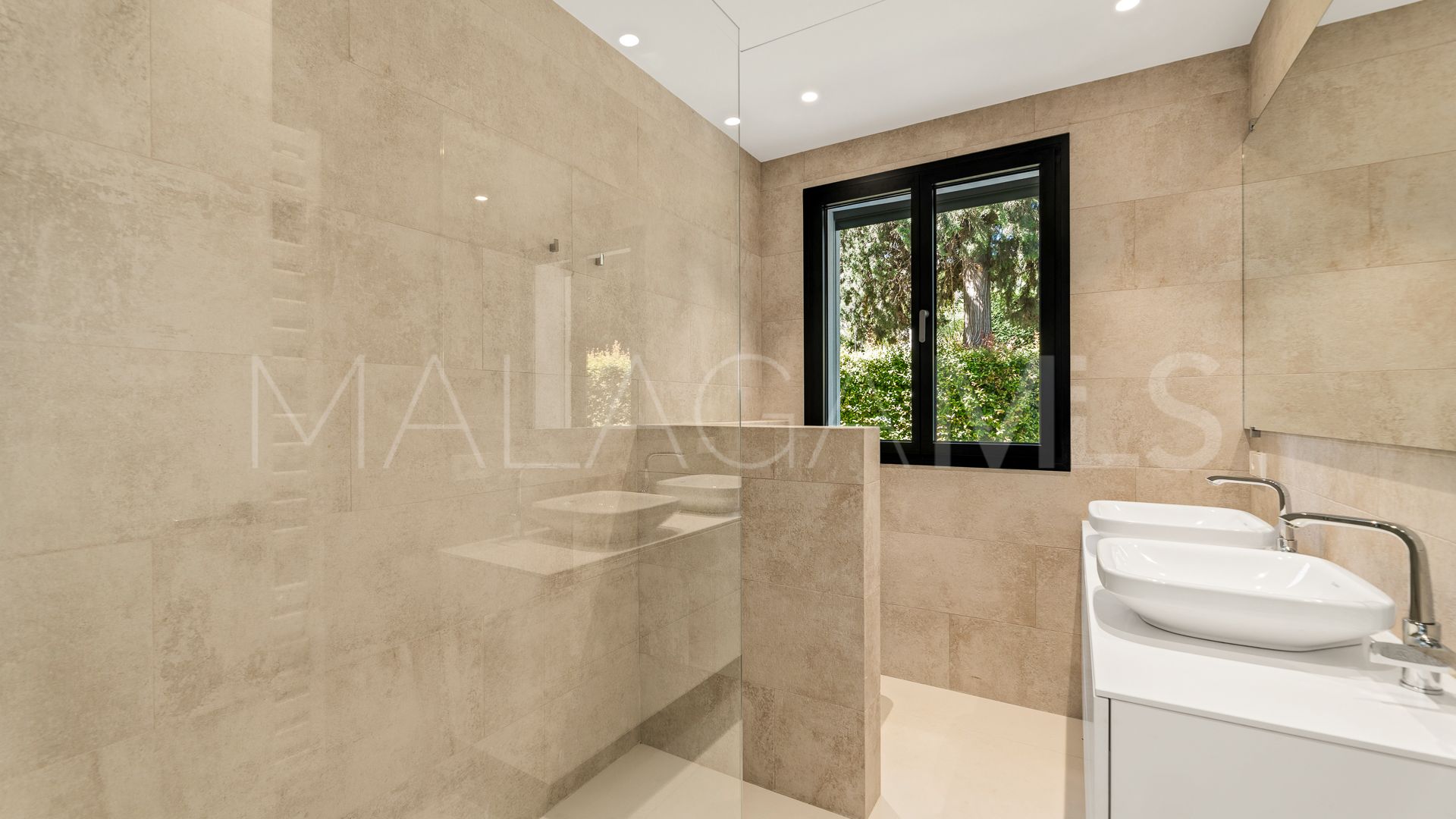 Villa for sale in Guadalmina Baja