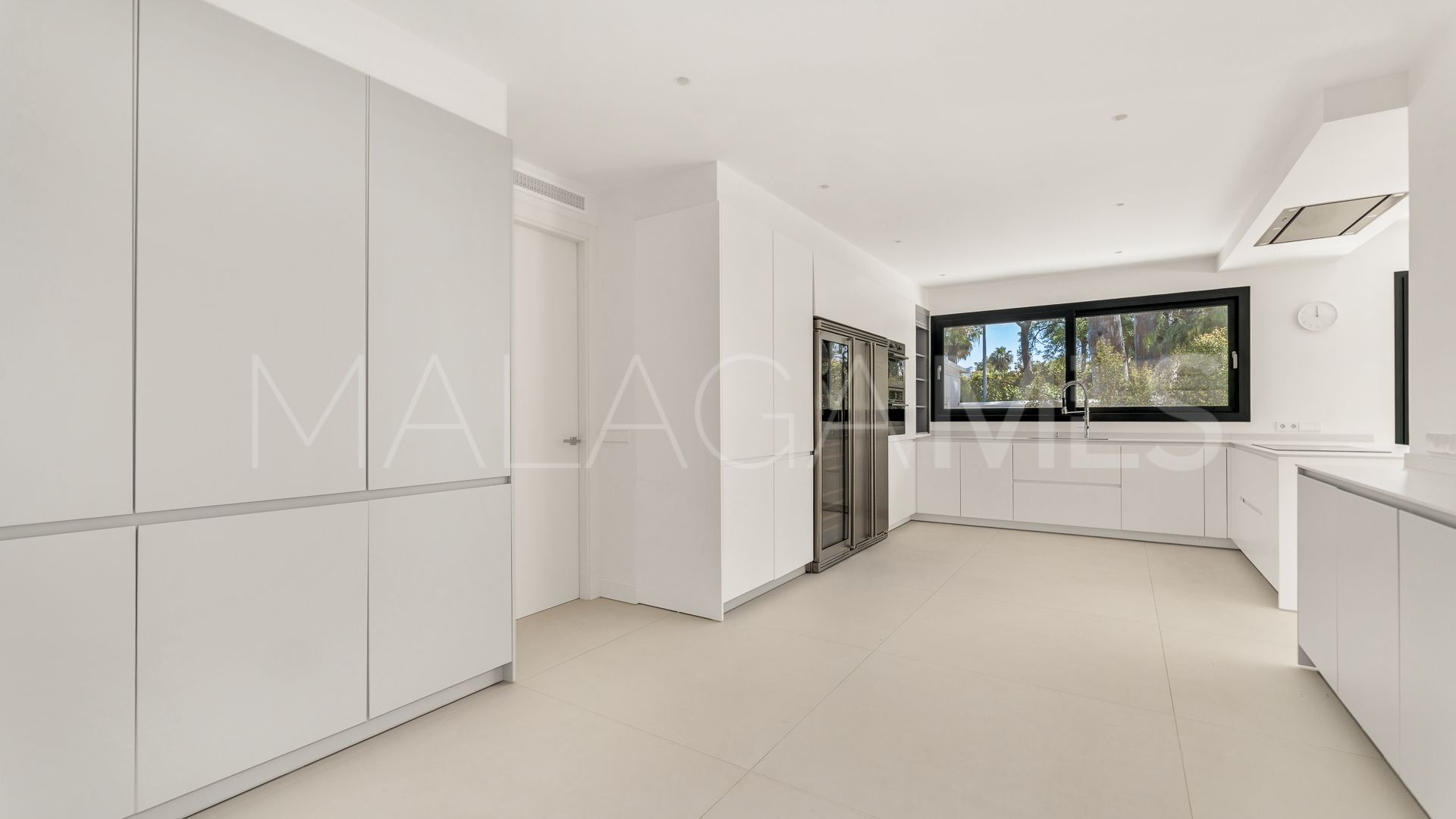 Villa for sale in Guadalmina Baja