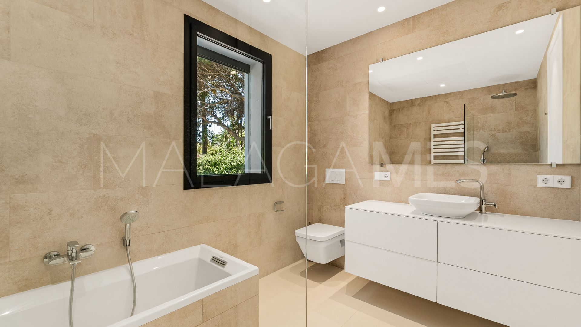 Villa for sale in Guadalmina Baja