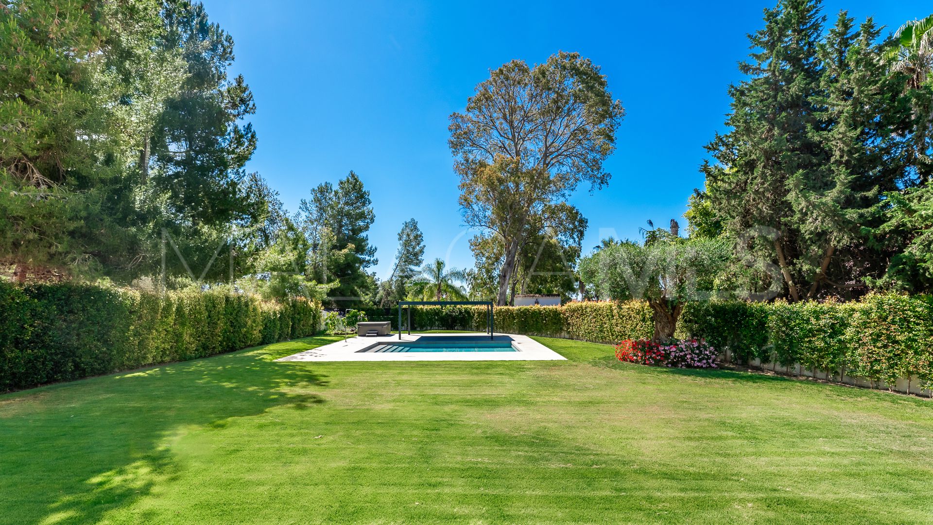 Villa for sale in Guadalmina Baja