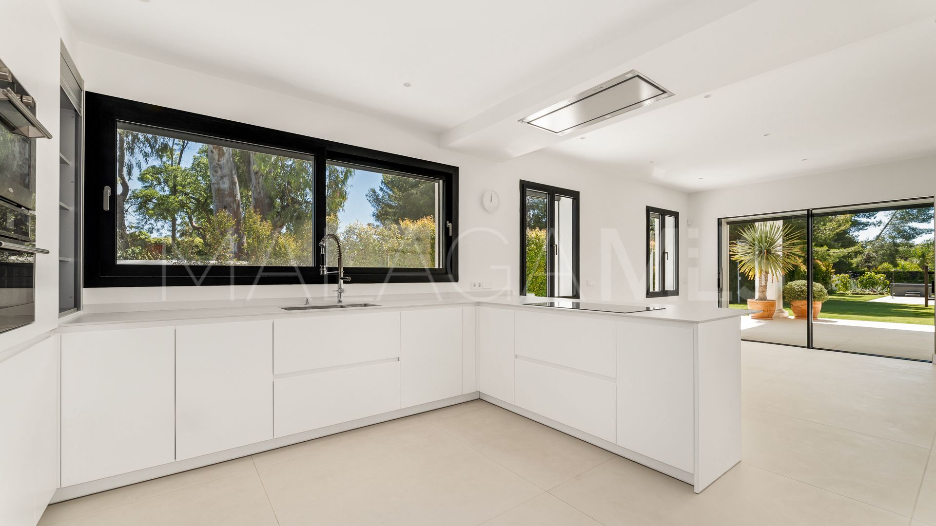 Villa for sale in Guadalmina Baja