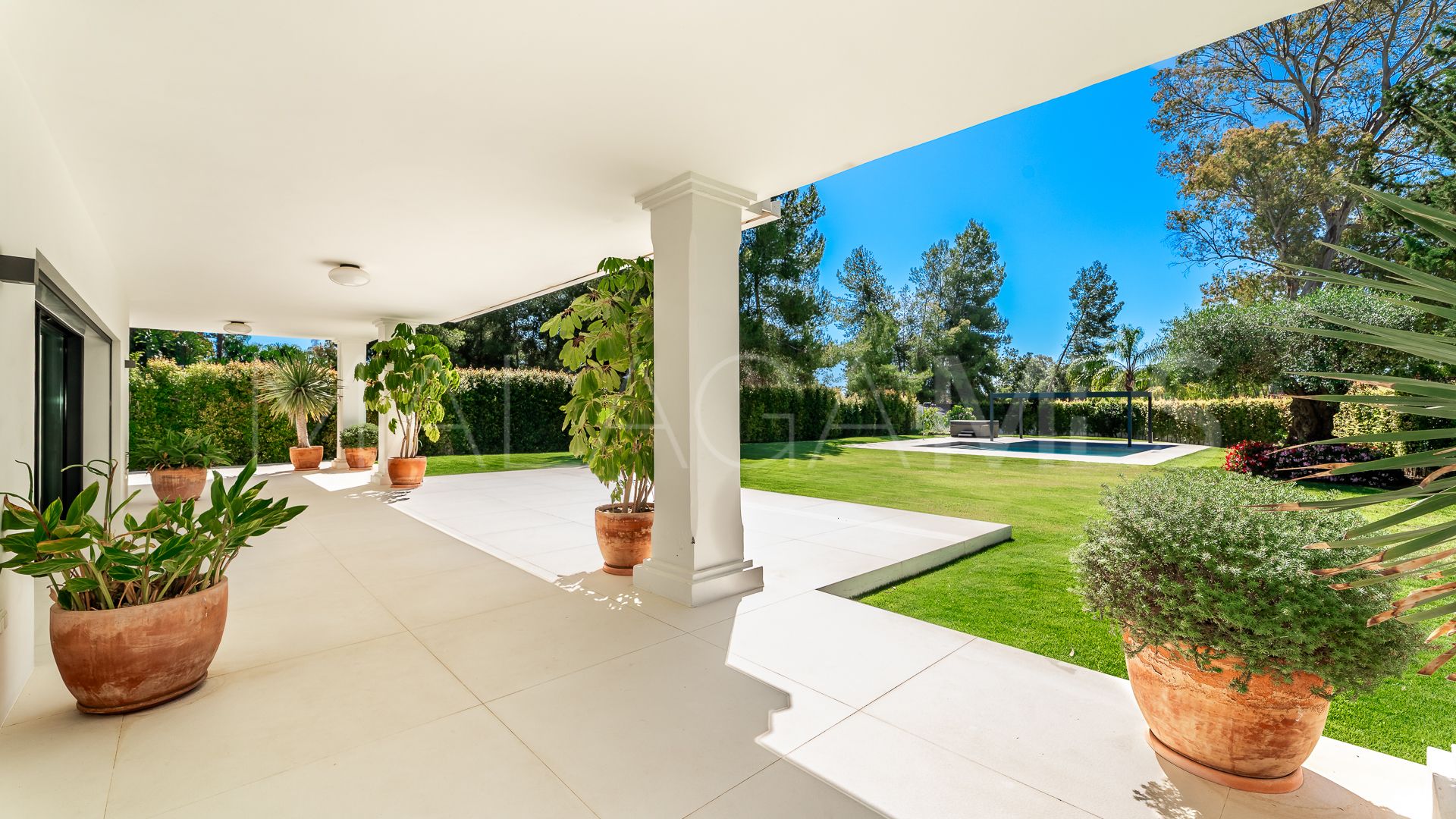 Villa for sale in Guadalmina Baja