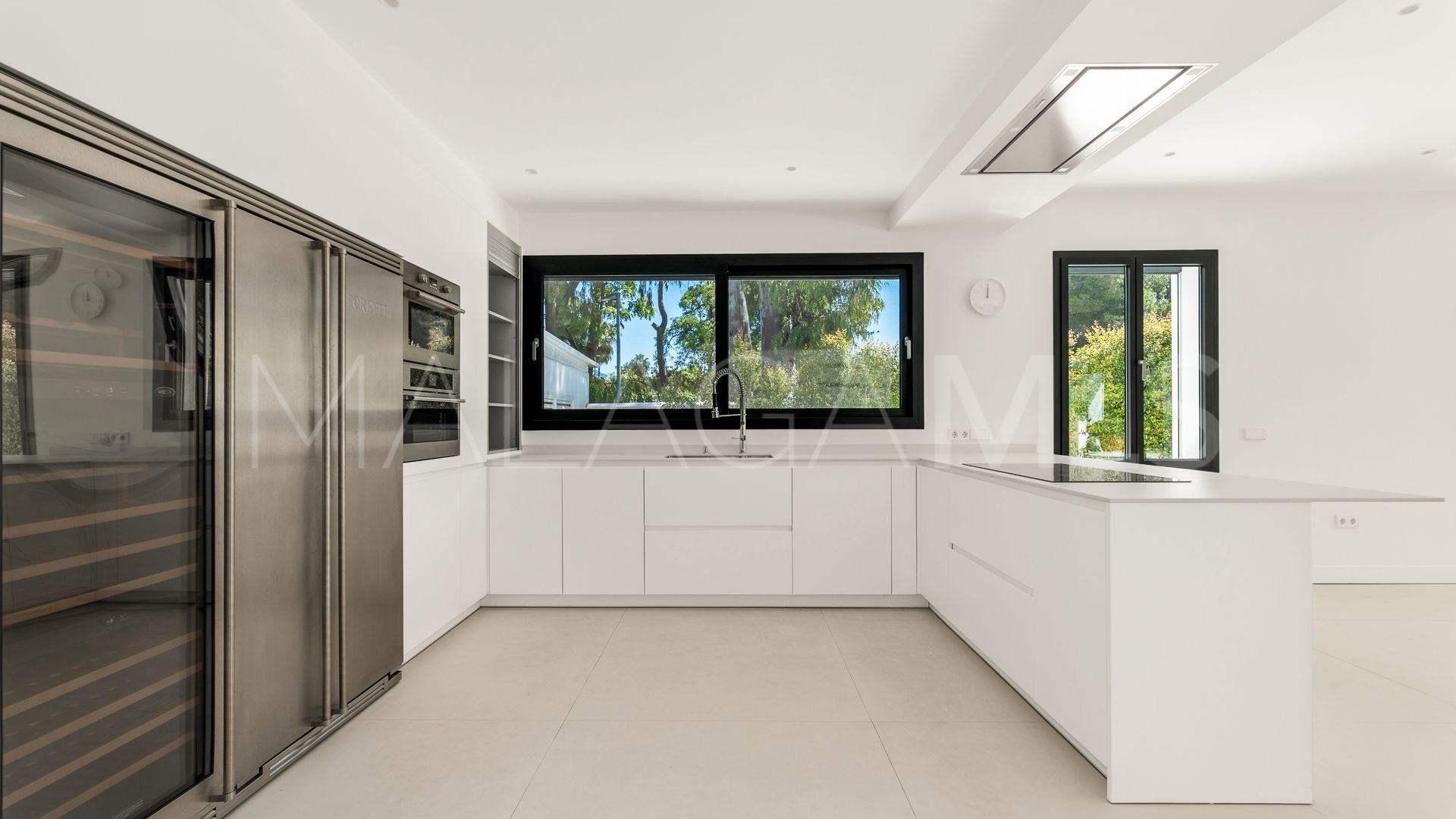 Villa for sale in Guadalmina Baja