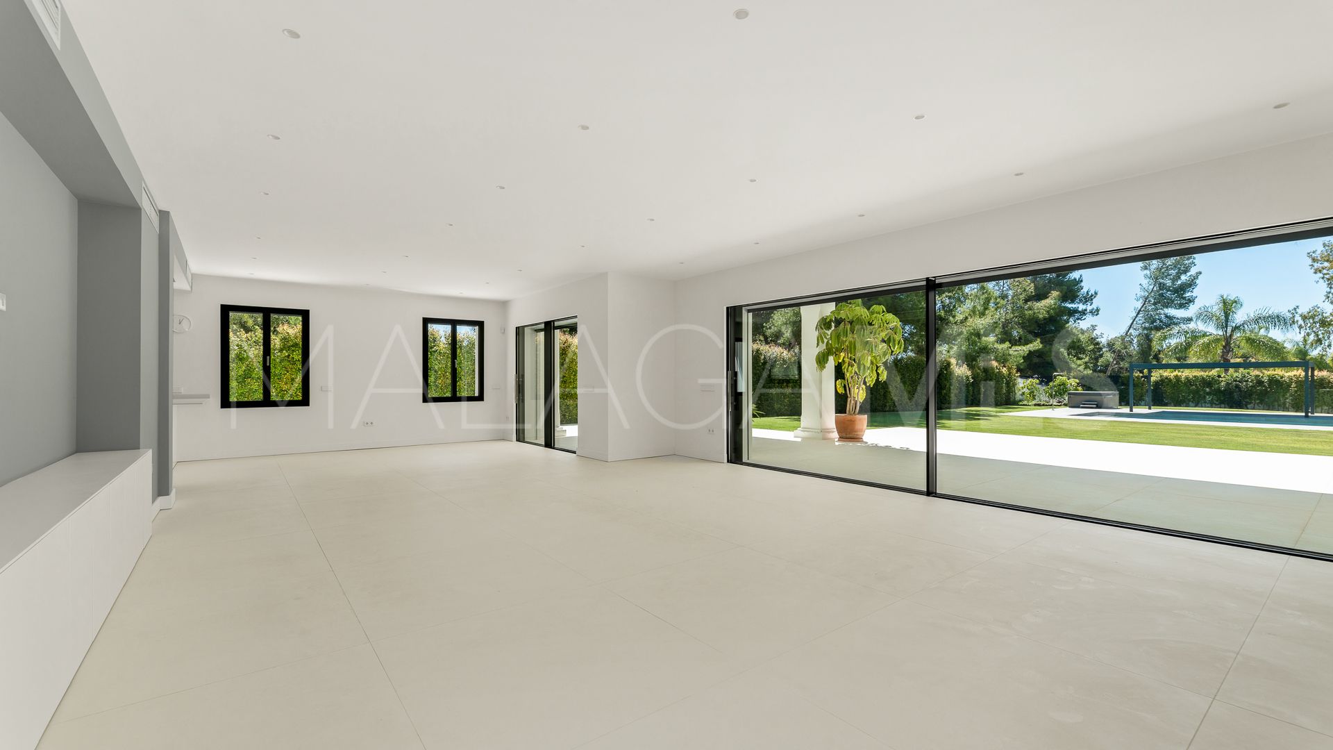 Villa for sale in Guadalmina Baja