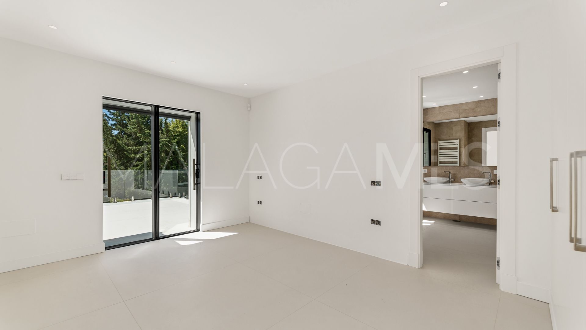 Villa for sale in Guadalmina Baja
