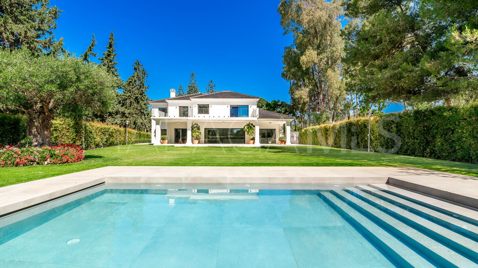 Villa for sale in Guadalmina Baja