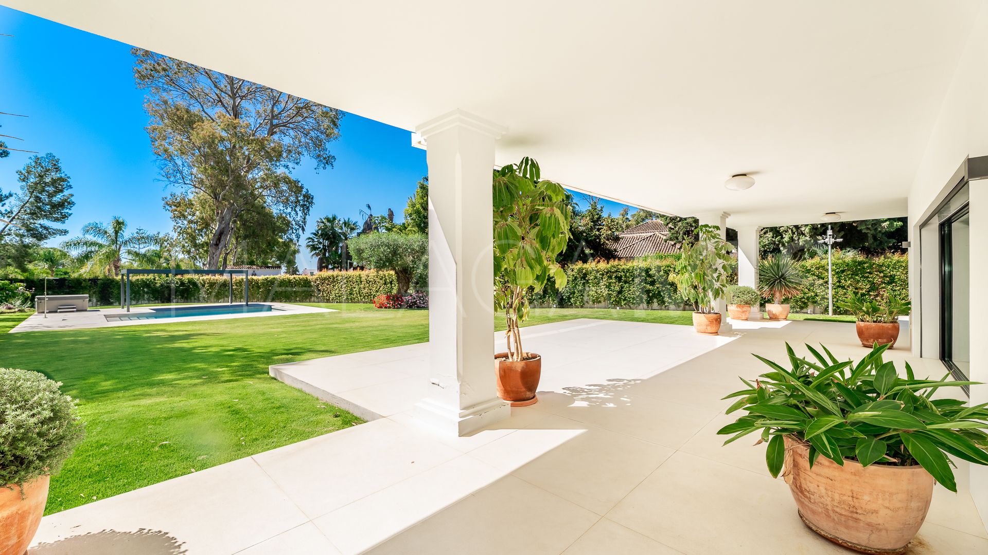 Villa for sale in Guadalmina Baja