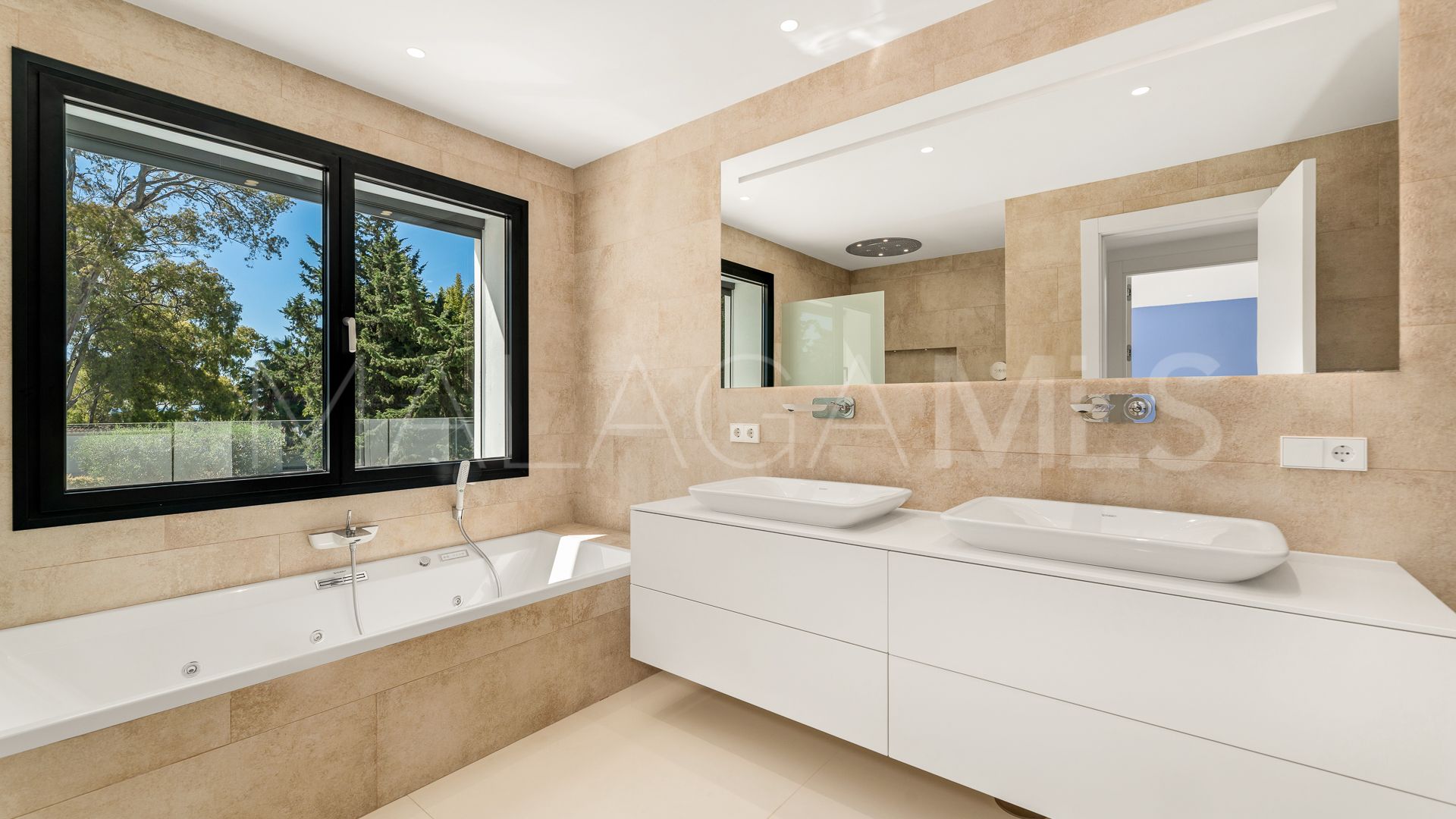 Villa for sale in Guadalmina Baja