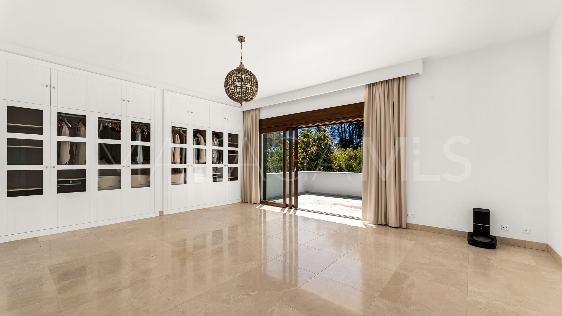 Villa for sale in Guadalmina Baja