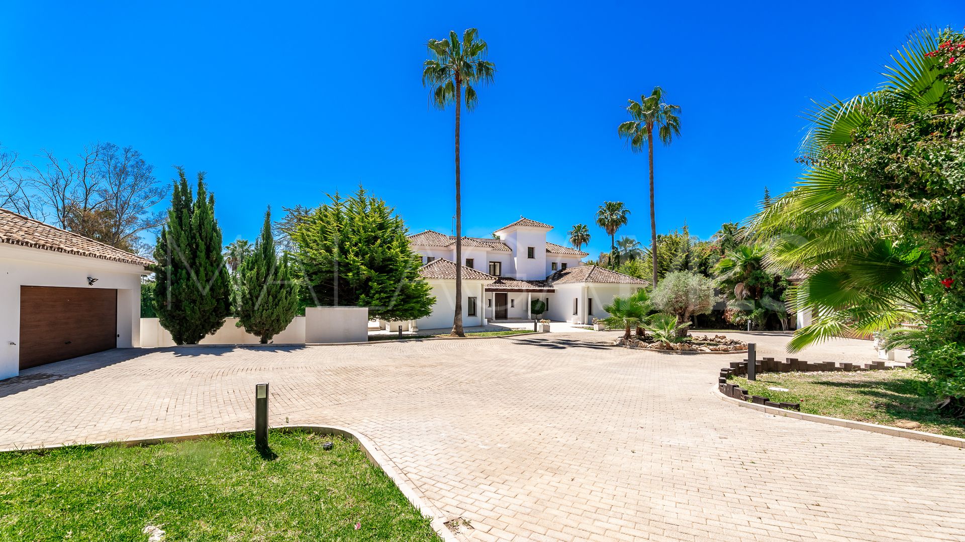 Villa for sale in Guadalmina Baja