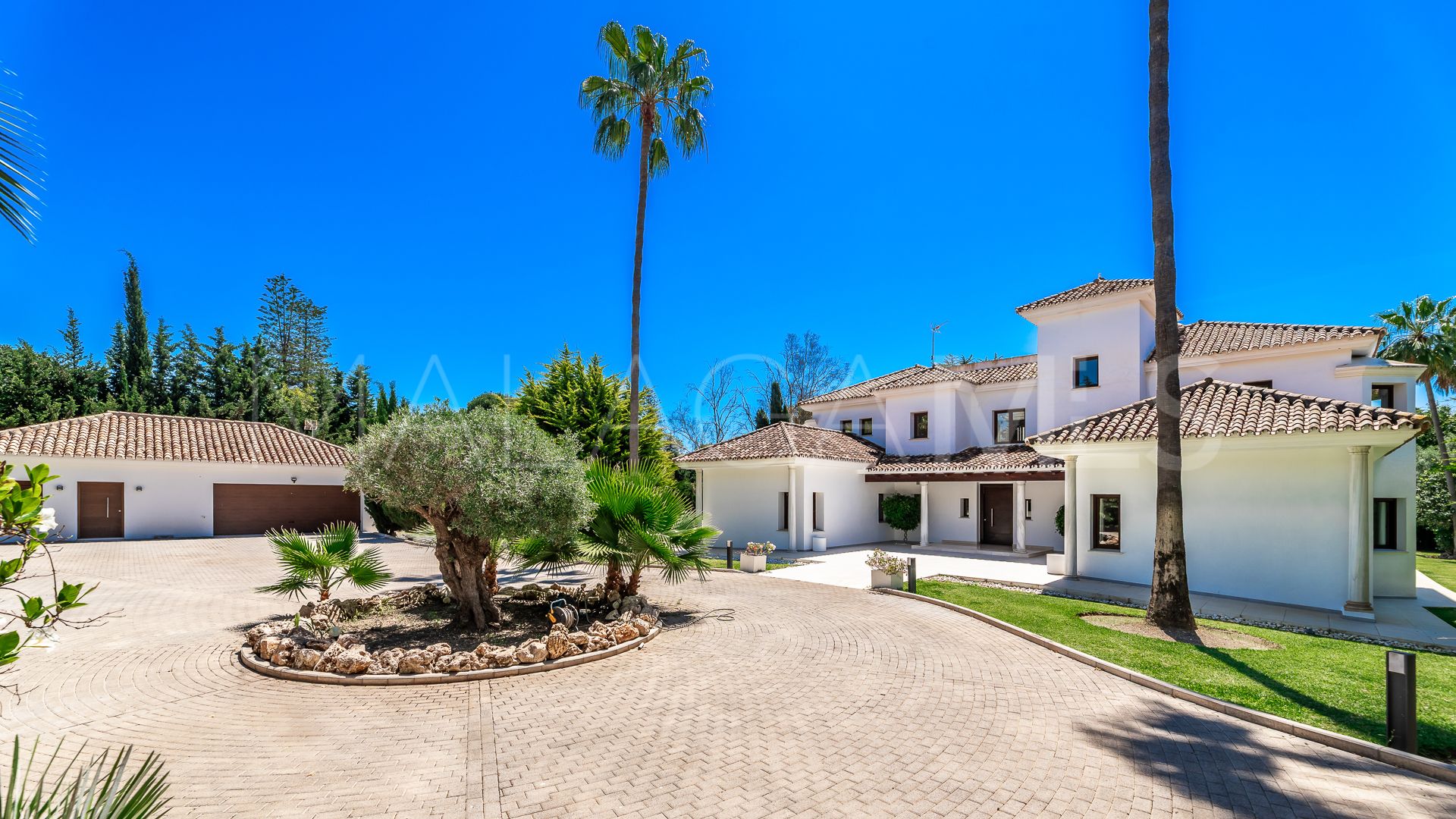 Villa for sale in Guadalmina Baja