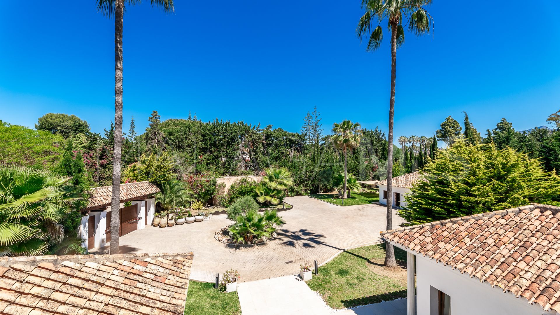Villa for sale in Guadalmina Baja