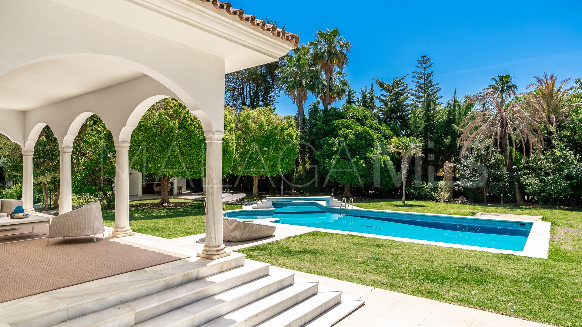 Villa for sale in Guadalmina Baja