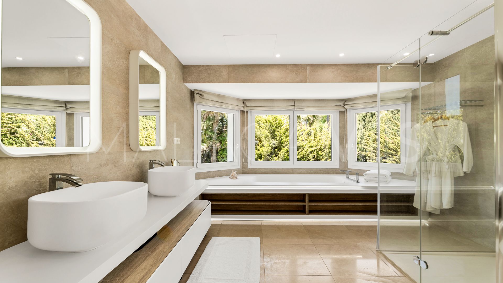 Villa for sale in Guadalmina Baja