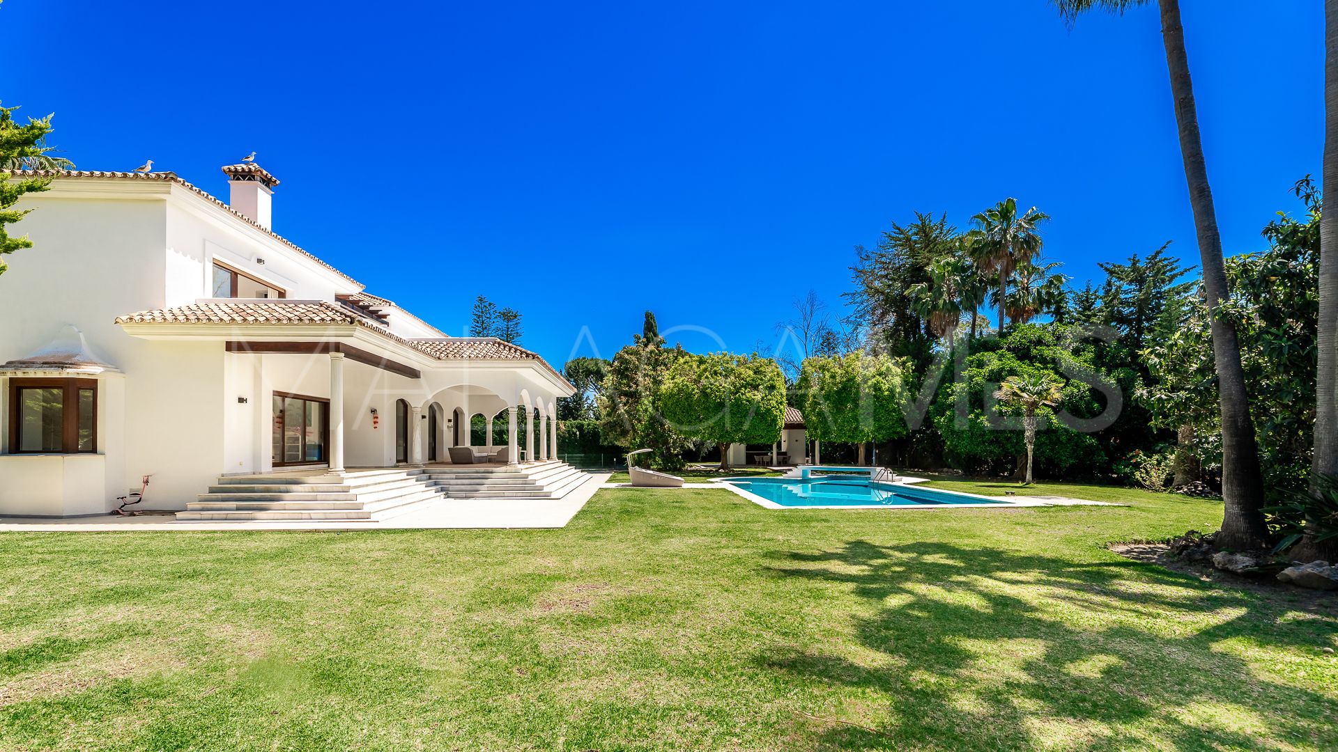 Villa for sale in Guadalmina Baja