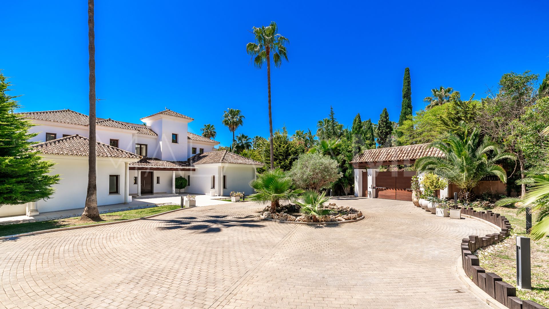 Villa for sale in Guadalmina Baja