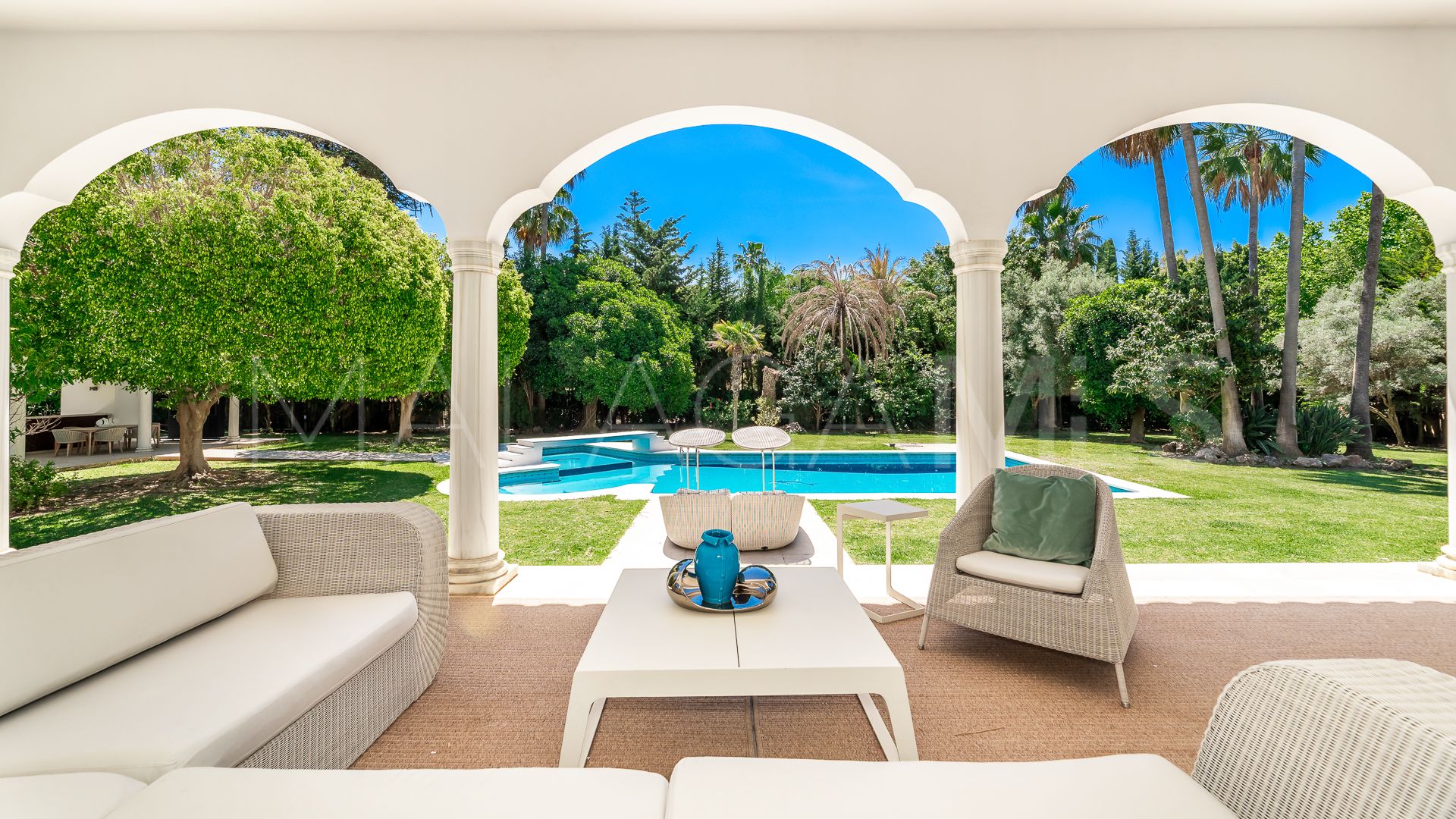 Villa for sale in Guadalmina Baja