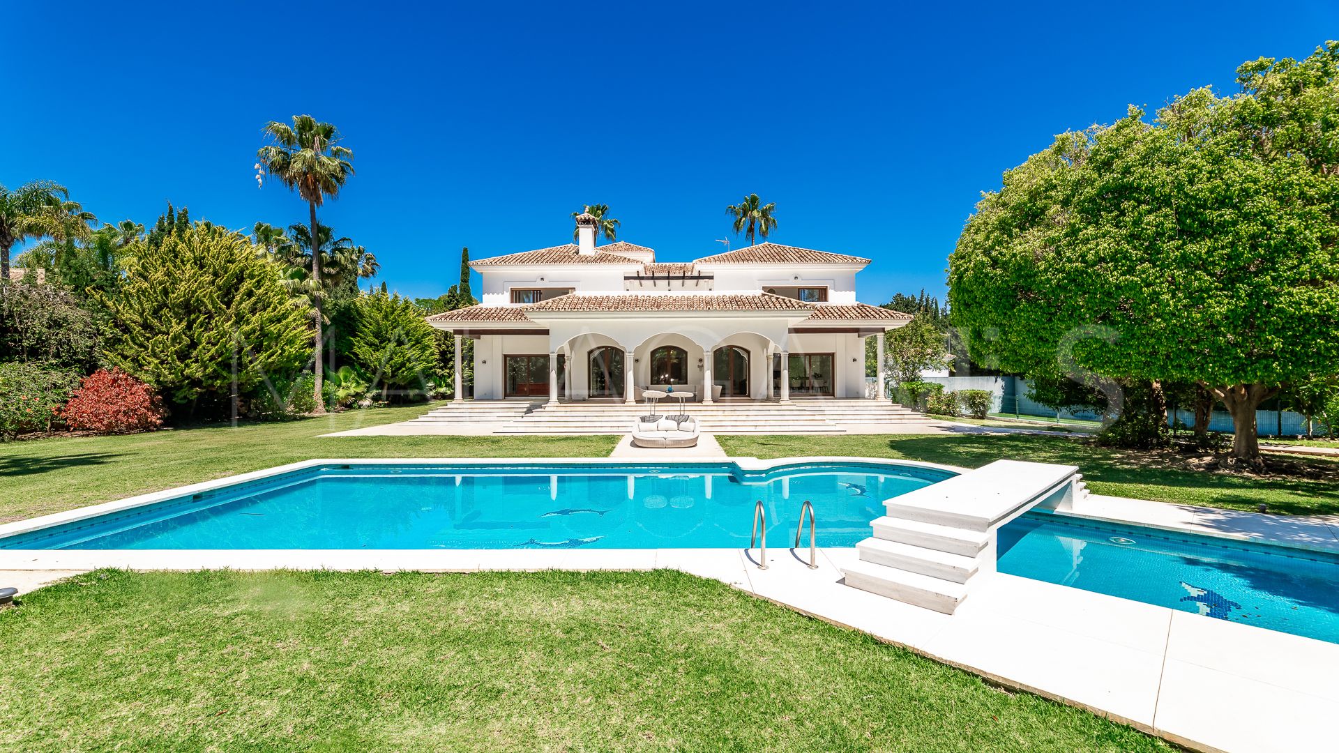 Villa for sale in Guadalmina Baja