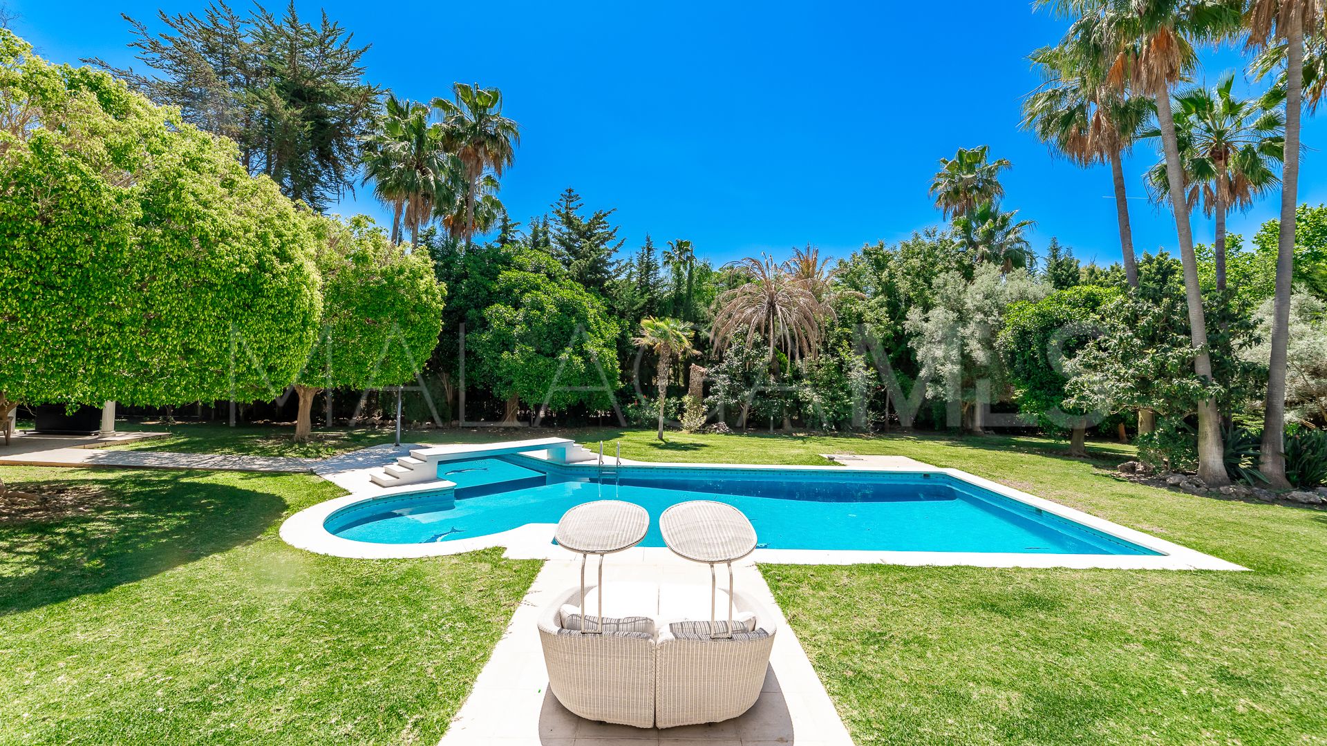 Villa for sale in Guadalmina Baja