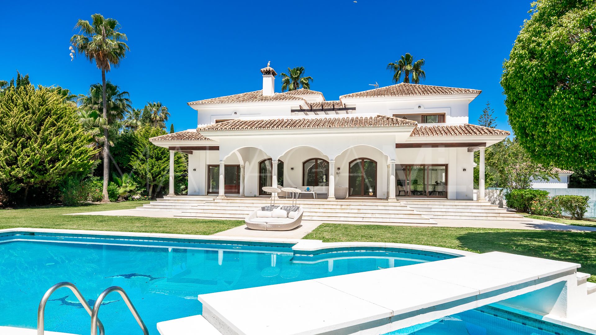 Villa for sale in Guadalmina Baja