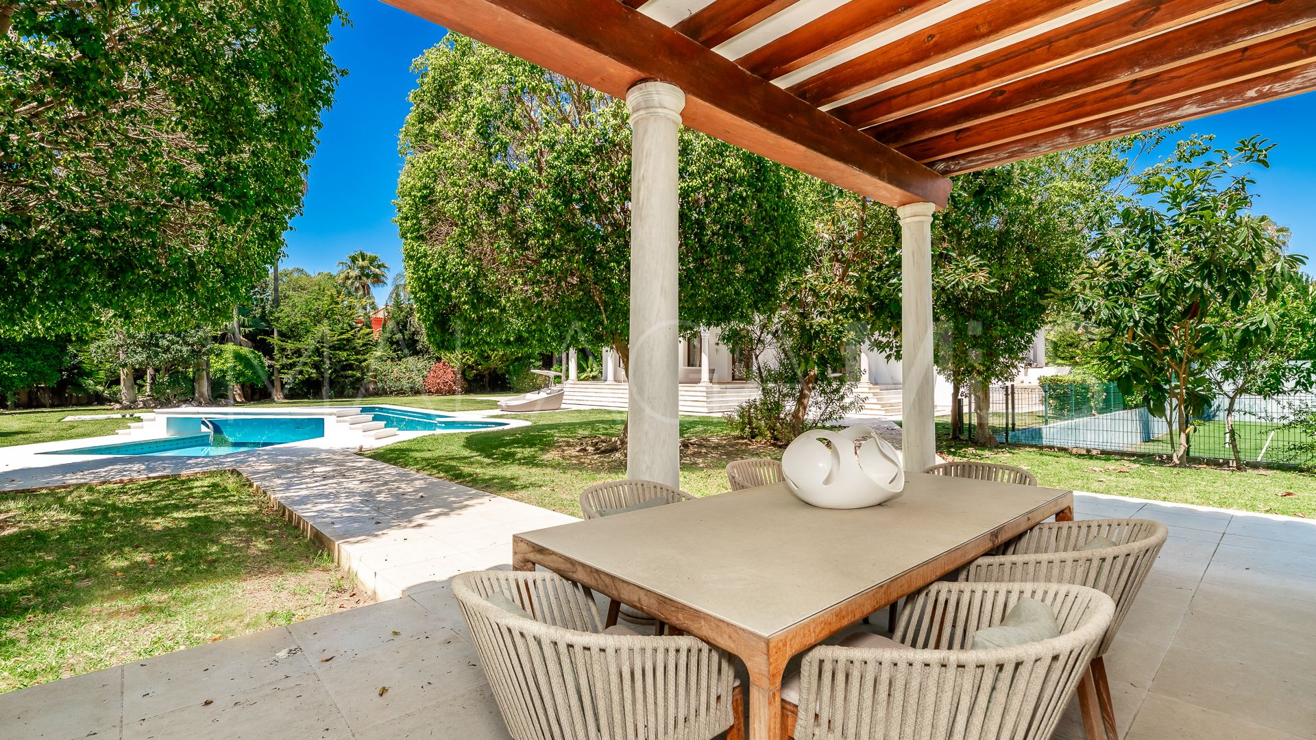 Villa for sale in Guadalmina Baja