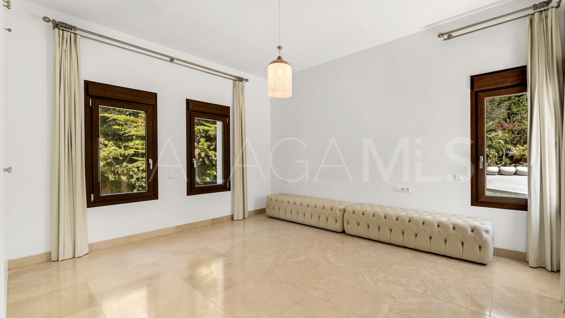 Villa for sale in Guadalmina Baja