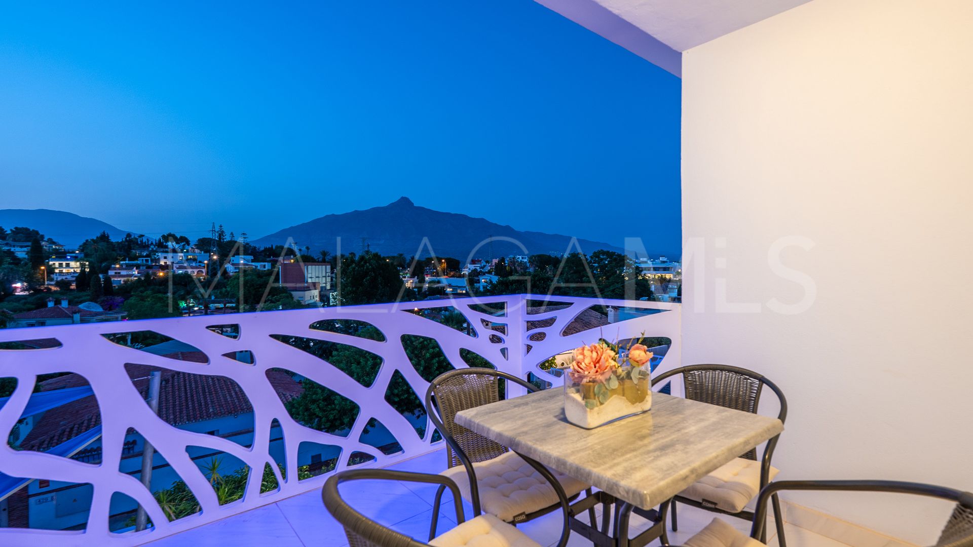 Villa for sale in Nueva Andalucia