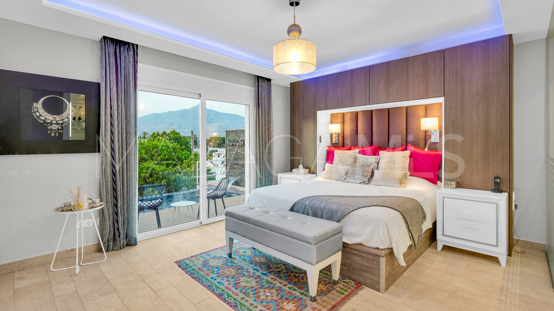 Villa for sale in Nueva Andalucia