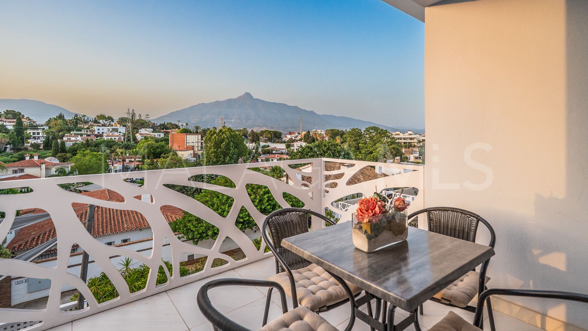 Villa for sale in Nueva Andalucia