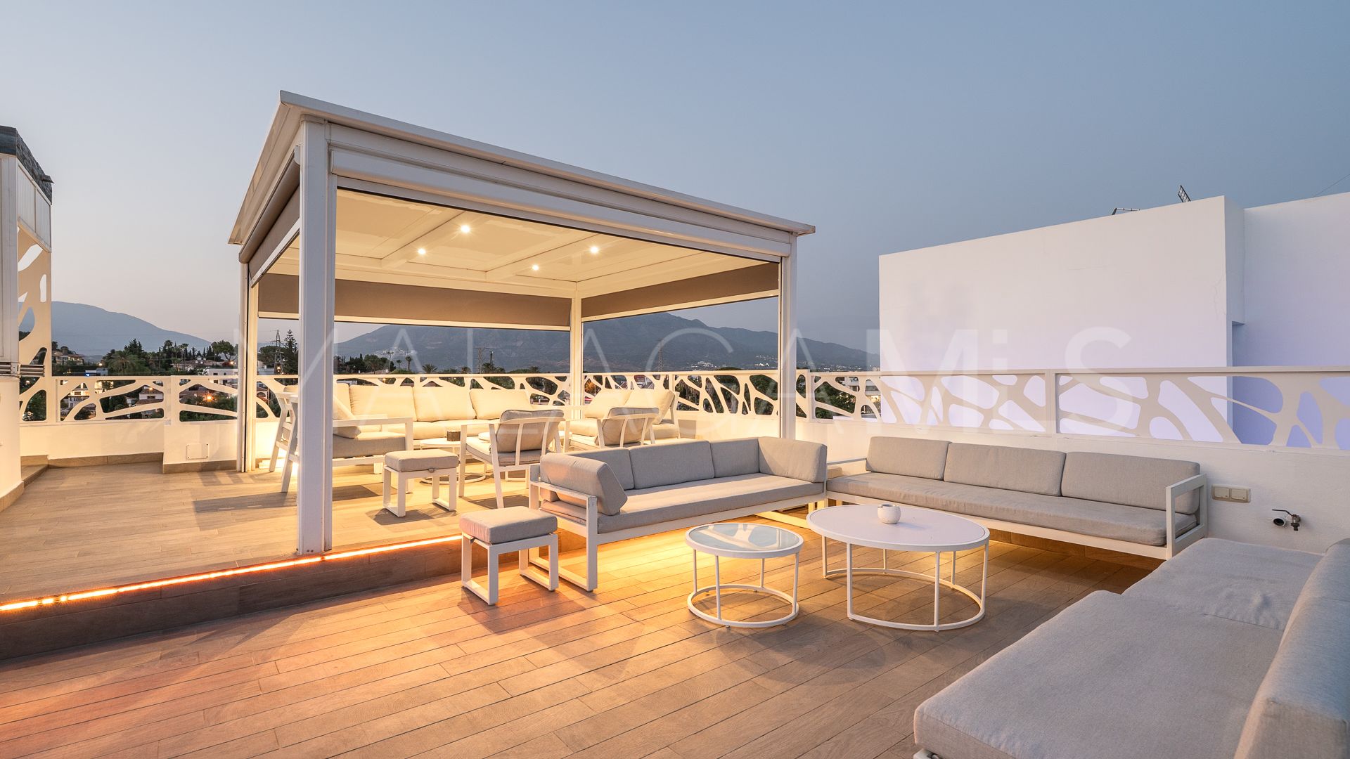 Villa for sale in Nueva Andalucia