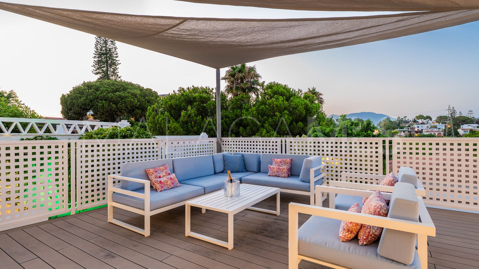 Villa for sale in Nueva Andalucia
