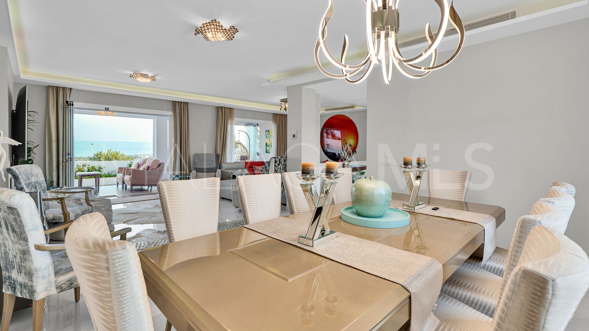 Villa for sale in Nueva Andalucia