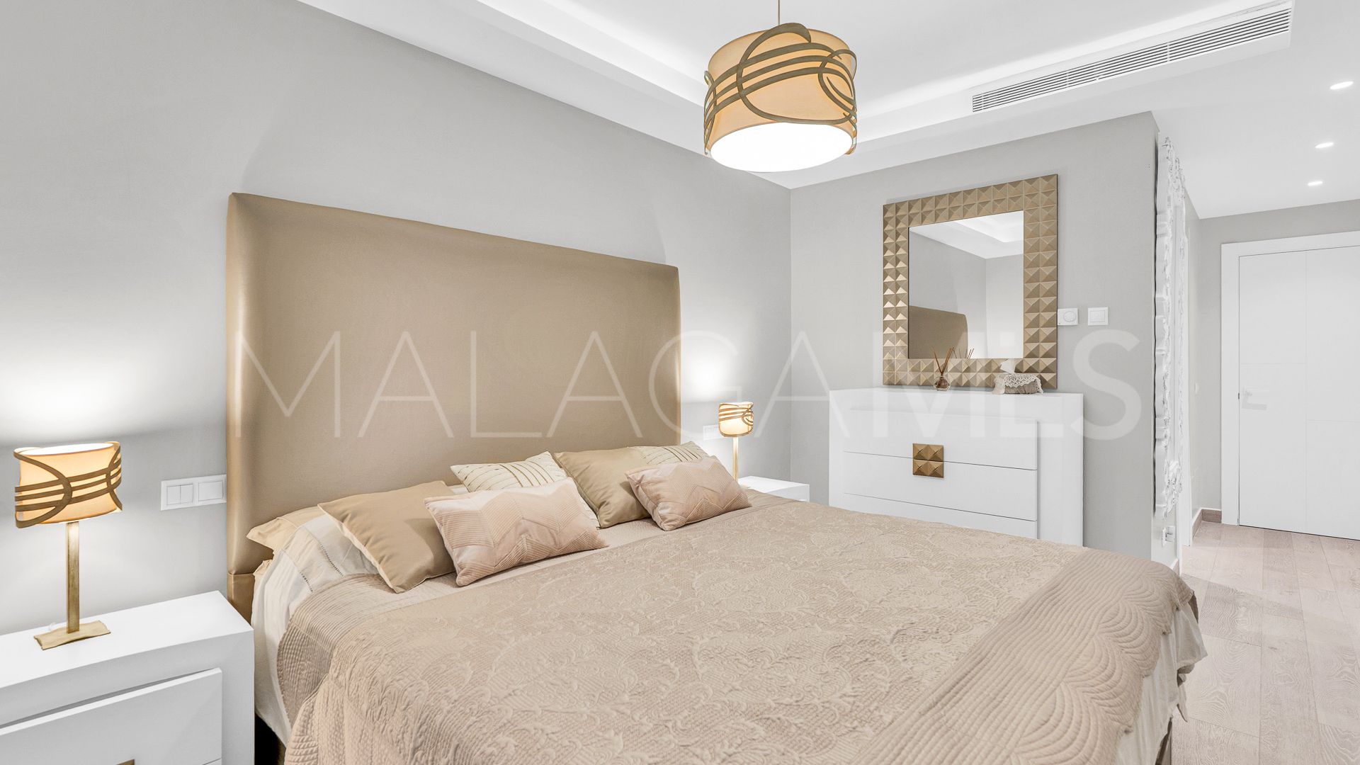 Villa for sale in Nueva Andalucia