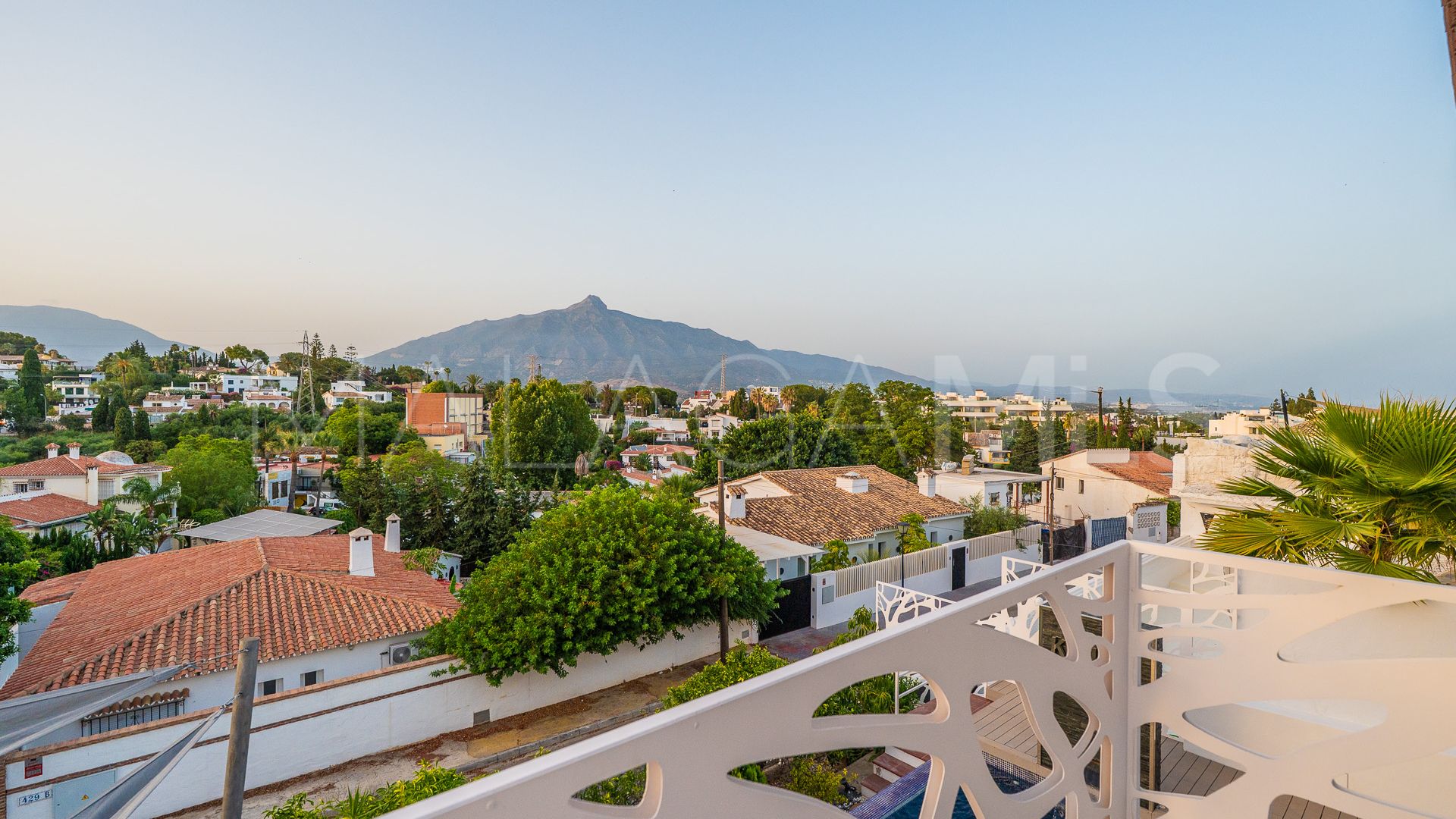Villa for sale in Nueva Andalucia