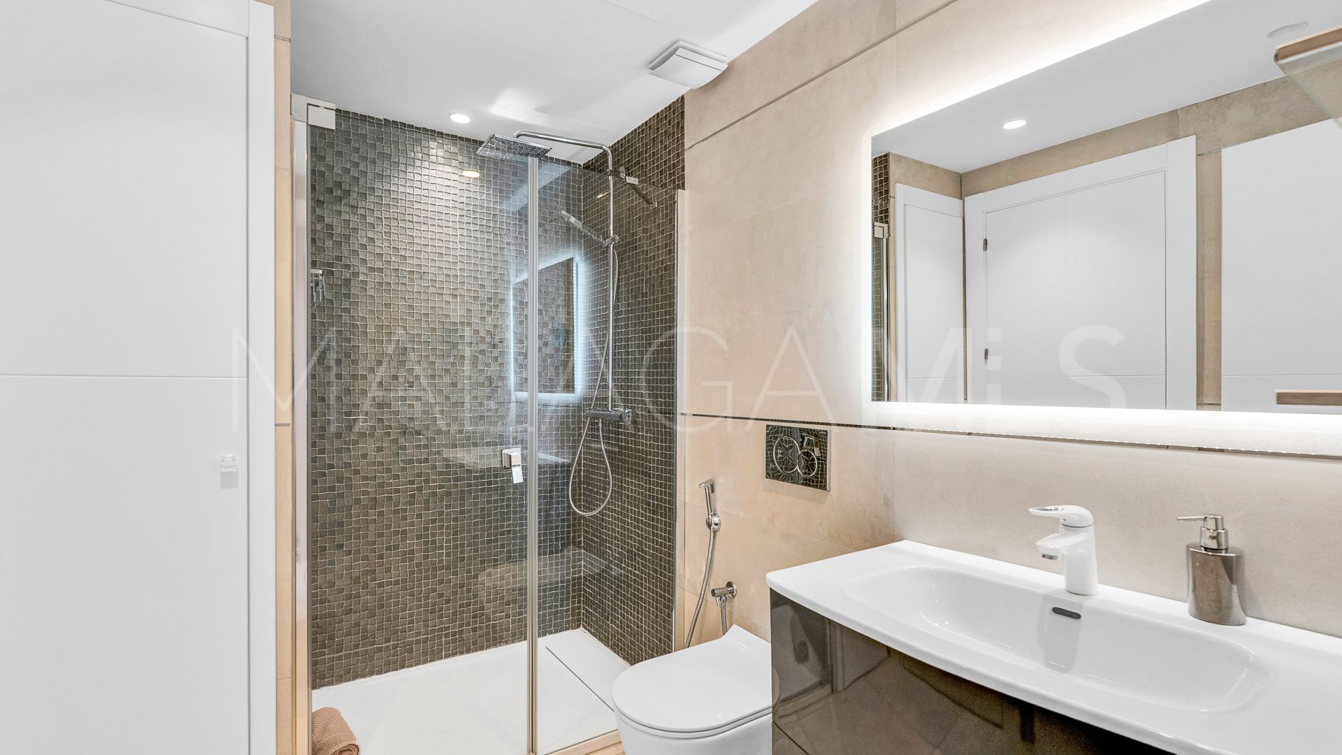 Villa for sale in Nueva Andalucia