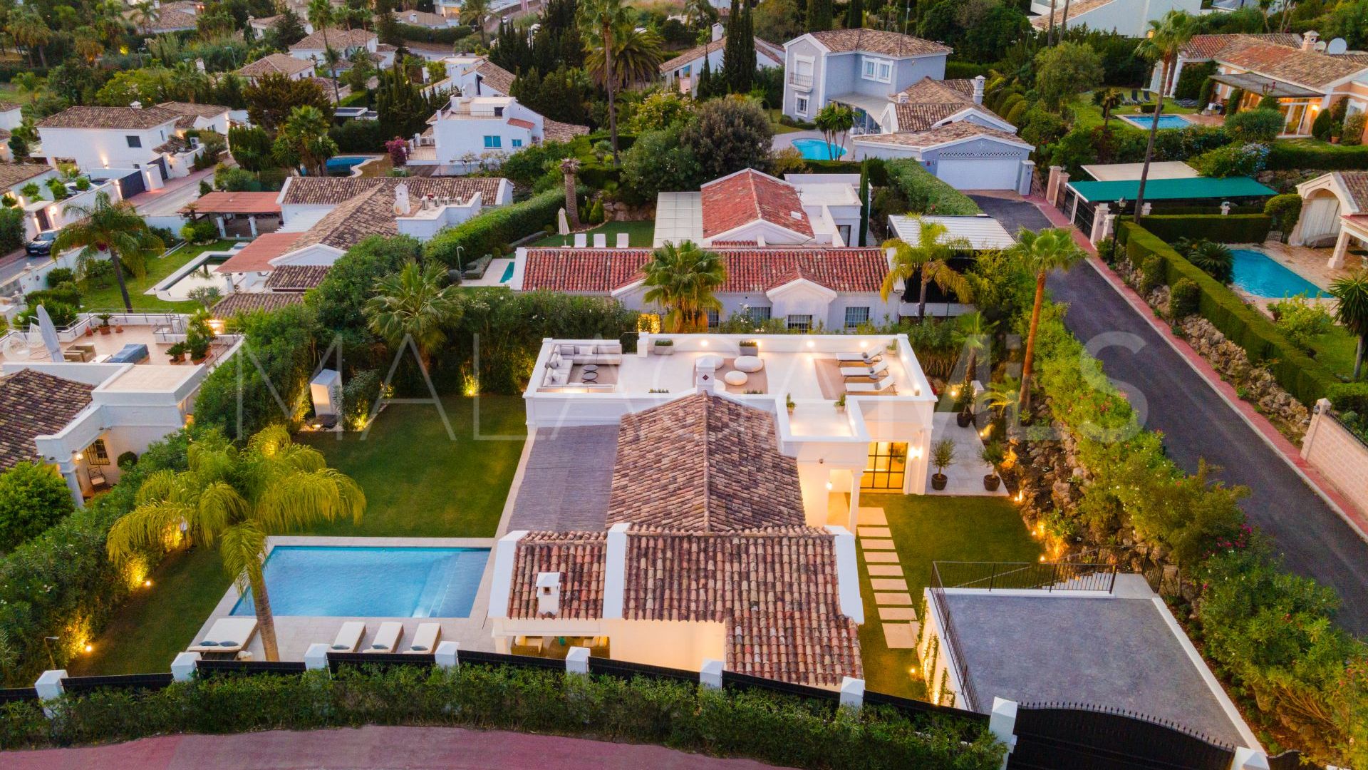 Villa for sale in Nueva Andalucia