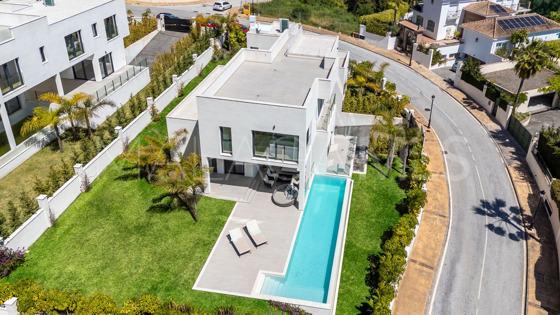 Villa for sale in Elviria
